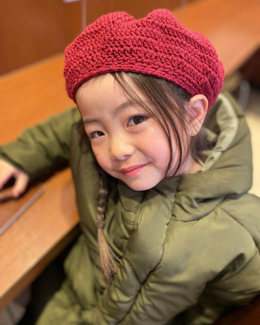 安田由紀奈さんのインスタグラム写真 - (安田由紀奈Instagram)「チョコを食べても動いたら太らない、と言った矢先に抱っこさせられました。  #チョコ好き  #4歳 #1歳 #女の子ママ  #男の子ママ #姉弟　我が家の #キッズモデル #ベレー帽」2月26日 16時17分 - toatoachannel