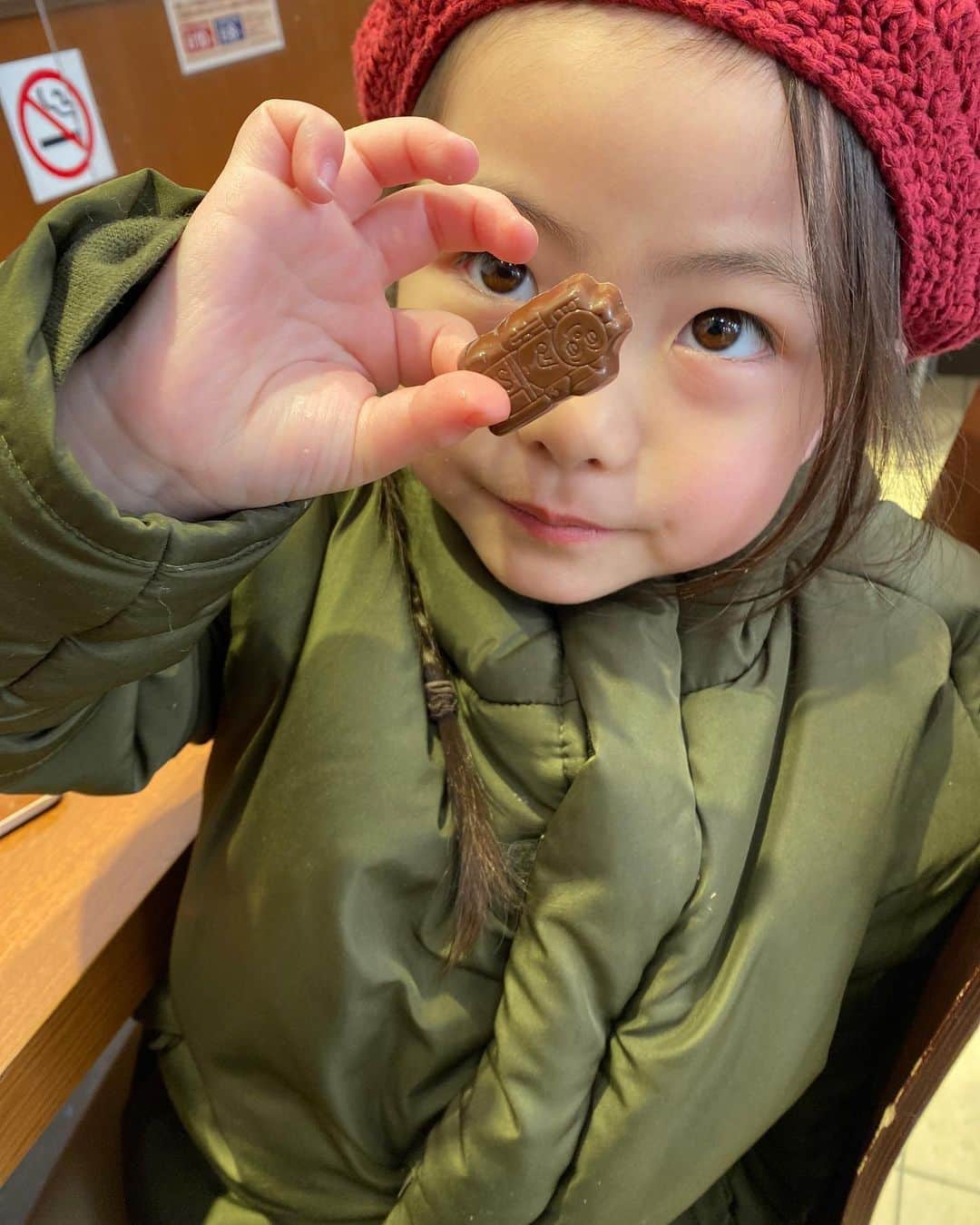 安田由紀奈のインスタグラム：「チョコを食べても動いたら太らない、と言った矢先に抱っこさせられました。  #チョコ好き  #4歳 #1歳 #女の子ママ  #男の子ママ #姉弟　我が家の #キッズモデル #ベレー帽」
