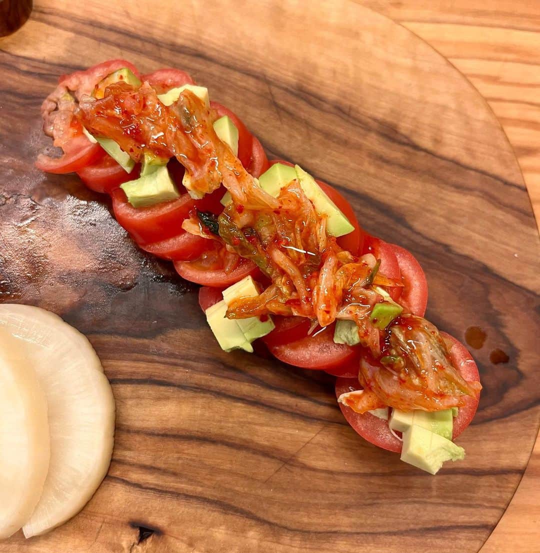 のインスタグラム：「美味しいキムチが食べ終わる頃の汁、捨てるのがもったいないと思う時はありませんか？😄 お米に残り汁、黄身、ごま、チーズと食べたりしますが。。。  1枚目はトマトとアボカドにキムチの白菜がよ〜く漬かっている所、ごま油。  2枚目は大根を塩揉みして水分を切り、キムチの残り汁、お酢、ごま油、海苔。  3枚目の食べ方はエンドレスパターンですよね。 白米に黒米！アボカドと✨💕このキムチは少し時間の経った酸っぱいのも私は好きです。  10代20代はキムチはあまり好きではありませんでした😅 冷蔵庫の中にキムチがあると、扉を開けた時にキムチの匂いが飛び出して来る気がして。笑  今では必ず冷蔵庫にある物の一つに入ります。  私は甘口が好きなので、いつもオリゴ糖をプラスしています。」