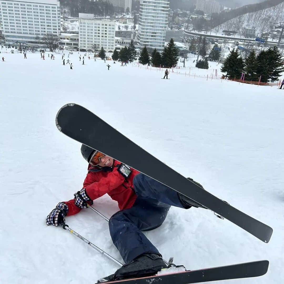 萩野公介さんのインスタグラム写真 - (萩野公介Instagram)「人生初スキー、苗場スキー場行ってきました。いかんせん初なんで、滑ってるというよりも、転んでることの方が多かったけど楽しかった！です！ 新しい世界に連れていってくれた @nana.takagi  @djminoruchris  ありがとうございました😊😊」2月26日 16時28分 - kosuke.hagino