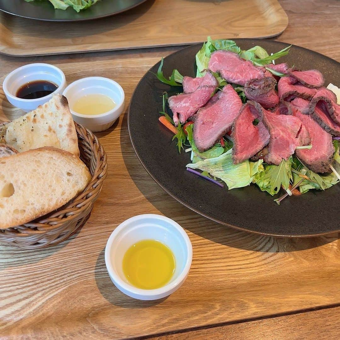 山邊歩夢のインスタグラム：「🥪🍕🍖 * * 千葉県の館山にある "Stella Di Mare"さん * ローストビーフのサラダ仕立てと マルゲリータアルプロシュット！ 自家製のローストビーフが とっても肉肉しくて それでいて1枚1枚の分厚さも ぴったりでソースにもサラダにも ドレッシングにもベストマッチで パンも3種類ついてきて 3者3様の風味でどれも好き！ そして なんといってもピザが最高、、 チーズと生ハムの塩っけさ トマトソースと生地の小麦が 口に入れた瞬間ぐわんと広まって 最高以外の言葉が 見つからないくらい最高でした！ (ぐわんとは、、笑) * * #千葉県グルメ #千葉グルメ #千葉カフェ #千葉ランチ #館山グルメ #館山カフェ #館山ランチ #イタリア料理 #stelladimare #ステラディマーレ #ローストビーフサラダ #パン #マルゲリータアルプロシュット #あゆログ」