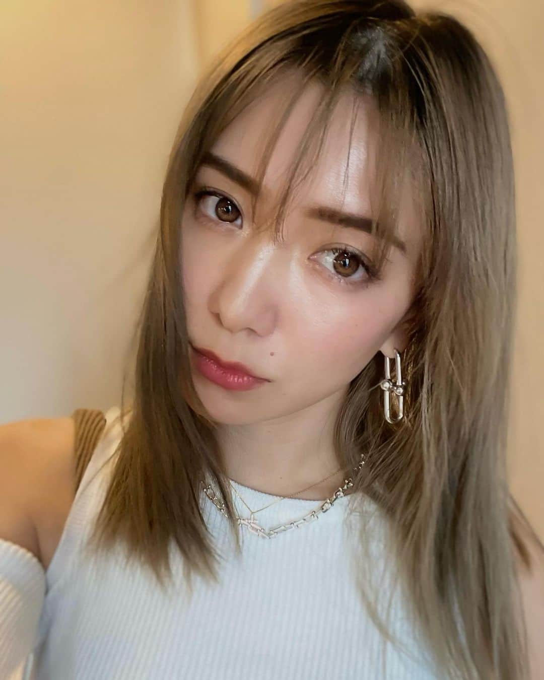 谷口紗耶香のインスタグラム：「最近若作りでつくった前髪が割としっくりくる感じです。🫡5月で"37歳"だしねー。w (数字の恐ろしさよ)  いよいよ　#アラフォー  アー😮‍💨　こわいこわいw🤣  40代なったらいきなりガタくるとか言うし、ほんまに内側ケア大事。🥺💚  (試してよかったものは随時アピールしていくね。笑)  とにかく私の実践していることは⬇︎  ✔️摩擦なくmakeはしっかり落とす。 ✔️スキンケアは質の良いものを。 ✔️とにかく保湿。 ✔️身体で生成出来ないものはサプリで補う。 ✔️無理なくながらdiet ✔️グルテンフリーを心がけて ✔️お砂糖は　甜菜糖 ✔️なるべく添加物は避ける ✔️パンならおにぎりか十割そば ✔️糖質を食べるならpm8:00ごろまでを心がける ✔️着圧と漢方でむくみを溜めない！  かな❤️‍🔥」