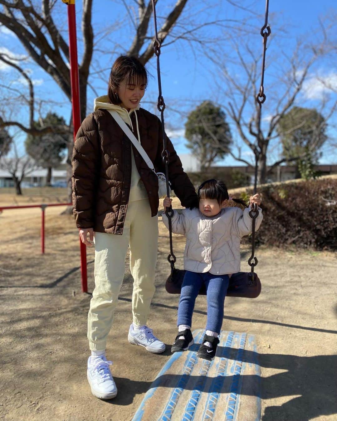 野崎玲欧奈さんのインスタグラム写真 - (野崎玲欧奈Instagram)「ＯＵＴＦＩＴ  公園スタイル🛝  どうしても1人でブランコに乗りたいと言うチビと♡」2月26日 16時51分 - reonanozaki