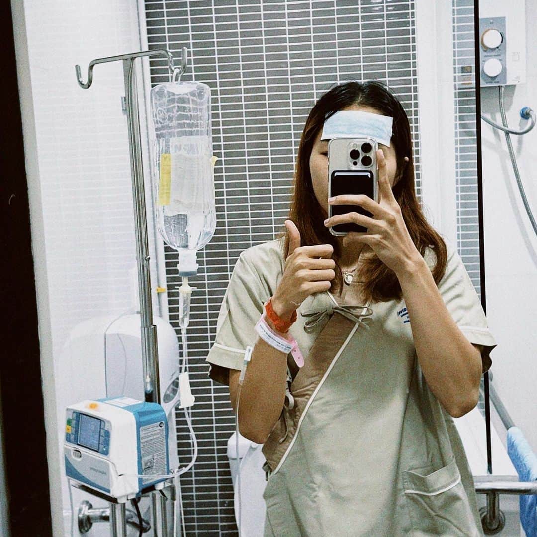 ラチャノック・インタノンのインスタグラム：「ปีเกิดไม่ได้ชงแต่ทำไมเหมือนชง ขอให้สิ่งชั่วร้ายออกไปจากชีวิตสักที 🙏🏻 . . เมย์เป็นไซนัสอักเสบ เกิดจากการไม่รู้ไม่คิดว่าตัวเองเป็น แต่ด้วยอากาศเอย ฝุ่นเอย เลยแค่สงสัยคงเป็นแค่หวัดธรรมดา ตอนแรกกลัวว่าจะเป็นโควิดหรือไข้หวัดใหญ่ แต่ผลออกมา คือโพรงจมูกอักเสบค่อนข้างเยอะเพราะเมย์พยายามเอาน้ำมูกออกจนปวดกระบอกตาและไข้ขึ้น เลยตัดสินใจมาแอดมิดที่โรงพยาบาล แต่ละช่วงเวลากว่าจะผ่านไปได้ทรมานมากๆ ถ้าต้องให้เทียบกับตอนที่เป็นโควิดครั้งแรก สภาพตอนนี้ฟีลผักต้ม  แต่ขอบพระคุณทุกคนไม่ว่าจะเพื่อน พี่ น้อง และแฟนๆที่เป็นห่วงเมย์ ไว้เชียร์กันต่อค่ะ (ที่ไหนมีไม้แบดที่นั้นมีขวดน้ำเกลือพ่นจมูกแล้วแหละ 🥹)」