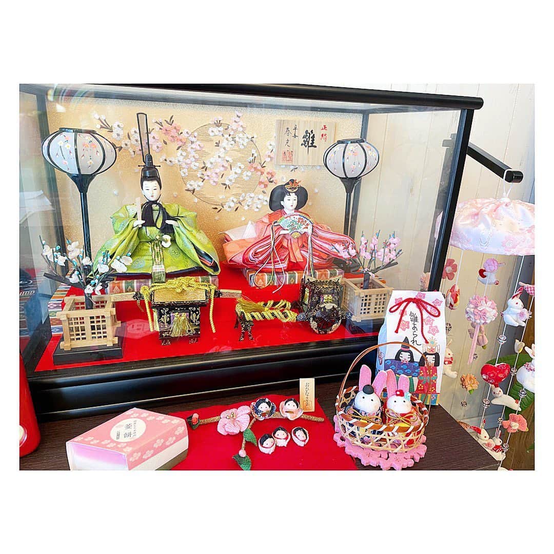三倉佳奈のインスタグラム：「我が家の雛人形。 春の訪れですね🌸  ひなあられはもう2回買い直しました。笑  #雛人形 #うさぎの吊るし飾りが今年にぴったり🐰」