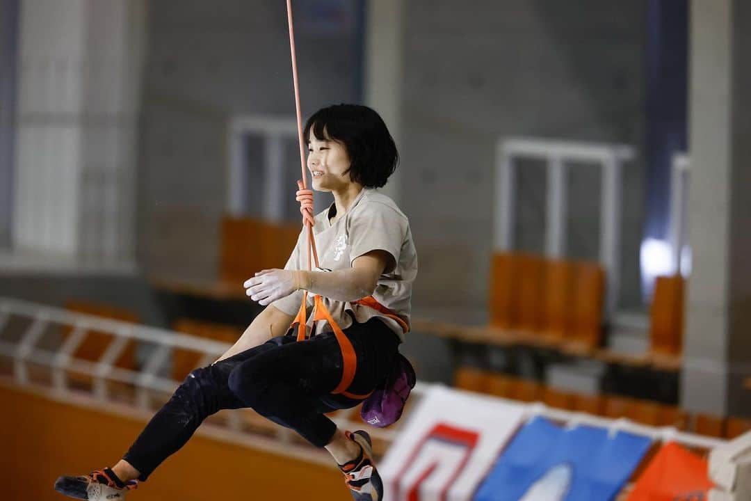 小武芽生さんのインスタグラム写真 - (小武芽生Instagram)「予選の順位がいいときはそれより上げられることが少ないことをわかってたから気をつけていたんだけど、、、  予選3位から準決17位という過去最低順位&初めてリード代表を逃して終わりでした。  落ちたところは足がスリップして落ちたけど、下部かガタガタ危なっかしい登りだったので妥当です。  残された道はコンバインドジャパンカップになってしまったので、しつこくもうひと頑張りすると思います😐  ありがとうございました！ @sskfoods1978 @thenorthfacejp  @lasportivajp #アルテリア 　@raffinee_orientalbio #tnfjp #ザノースフェイス #thenorthfaceathlete   📸 @jmsca_official ①準決勝 ②予選B ③予選B完登後 ④予選Aゴリゴリしてるとこ」2月26日 17時03分 - mei_kotake