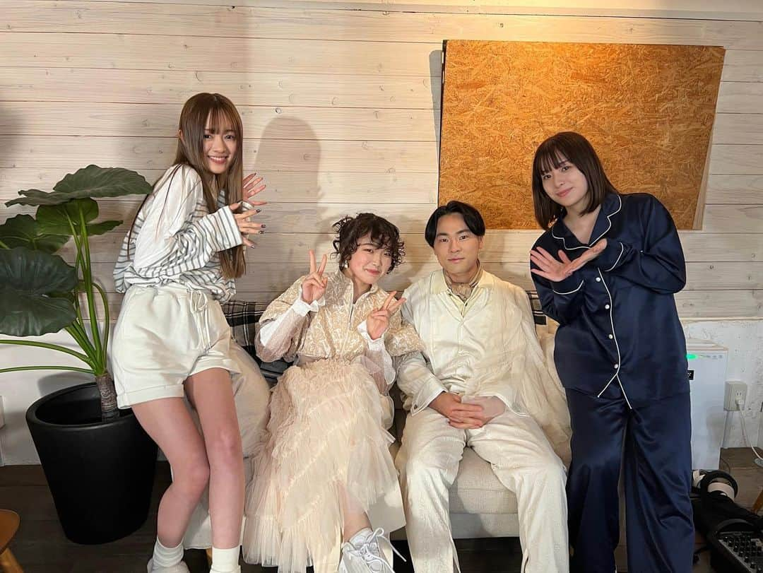 谷岸玲那のインスタグラム：「【👏🏻告知👏🏻】  この度monjeさんの『Dekoboko』 MVに出演させて頂きました🫶🏻  https://m.youtube.com/watch?v=YrwVSpSr934&feature=youtu.be  ずーっと聞いていたくなる音楽なので みんな是非チェックしてね！！  れなの顔にっこにこwww  #monje #Dekoboko」