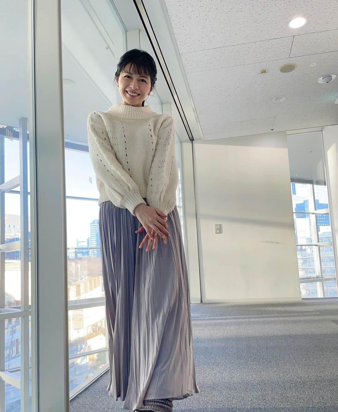 太田景子のインスタグラム：「けさもサンデーLIVEをご覧いただきありがとうございました😊  もうすぐ３月ですね〜😮🌸  花粉は関東〜九州でピーク、寒くても大量に飛んでいます🤧💦  今日も対策を万全にお過ごしください♡  👗👗👗👗👗👗👗👗👗👗 スカート #fuerte #fuerte_online @FUERTE」