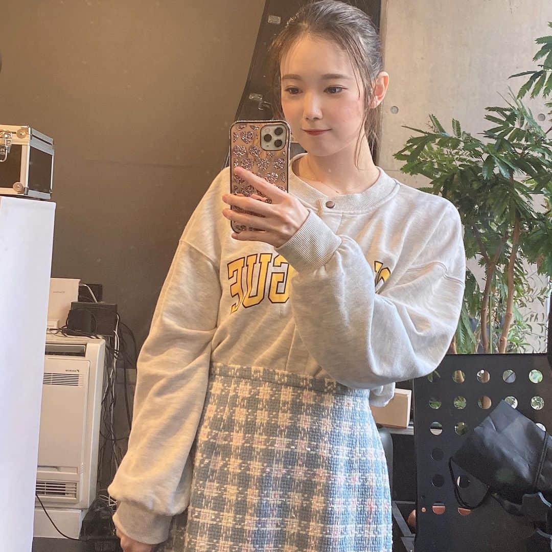 野田真実のインスタグラム：「． ． ． ちょいと春を意識したコーデ🌷🌸 ． ． スウェットにツイードのスカートを合わせてカジュアルだけどガーリーな感じにしてみました～ これでピクニックとか行きたいねぇ☺️ ツイードのスカートは古着で、色味が可愛すぎて！！ 水色にピンクにベージュで、キラキラの糸も混ぜこまれてる可愛い！！！！ ． ．  #古着コーデ #スウェット #スカート #ツイードスカート #古着 #お団子 #お団子ヘア #春コーデ #スカートコーデ」