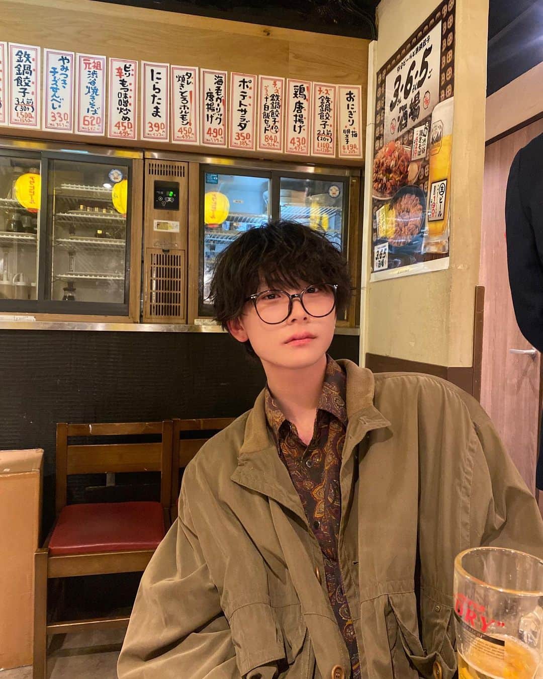 のインスタグラム：「おしゃれなところもいいけど、居酒屋デートとかしてみたい！酔ったら目つき悪くなるらしい。」