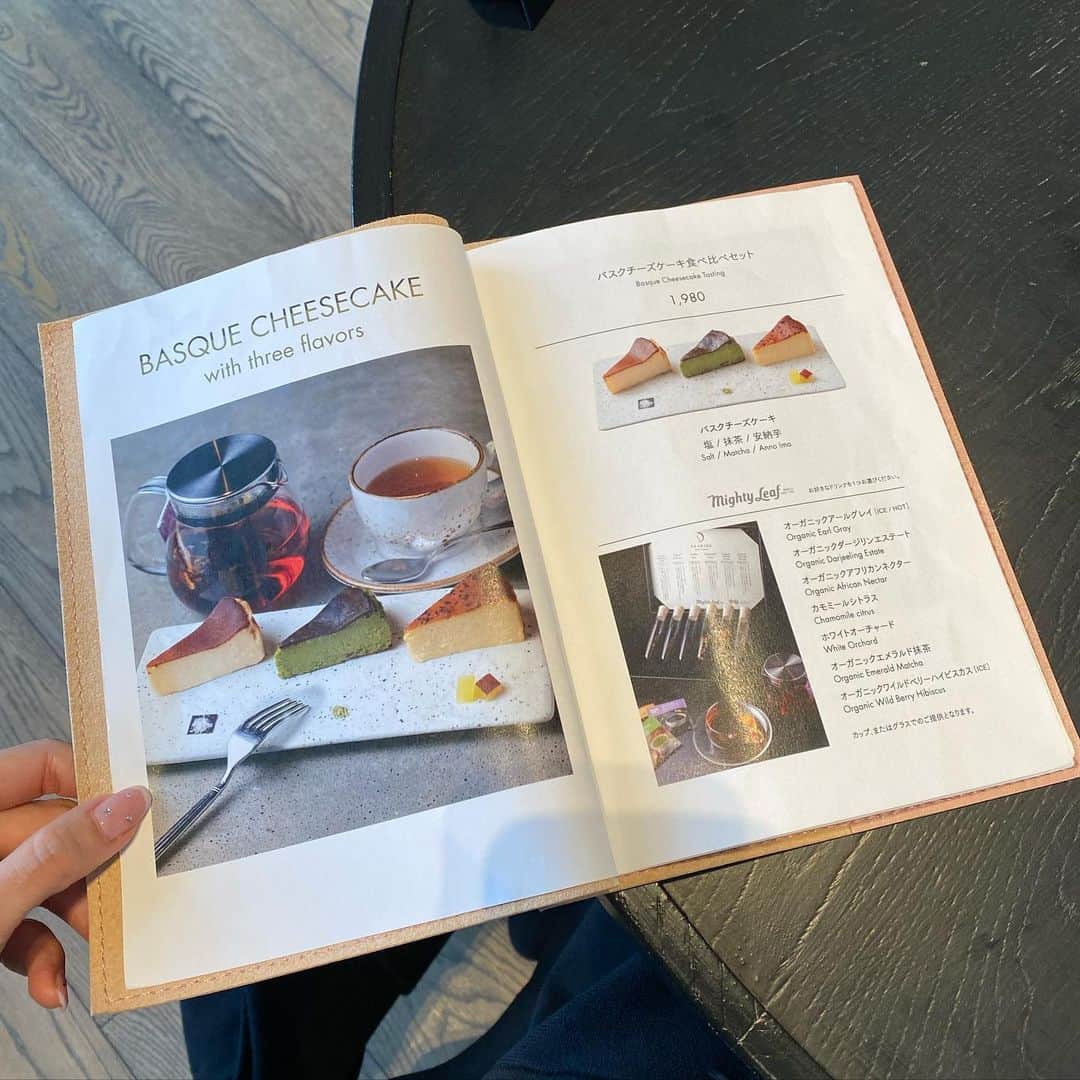 ぱんもんさんのインスタグラム写真 - (ぱんもんInstagram)「⠀⠀ ＼ 日比谷カフェ ꪔ̤̮♥ ／ ⁡ 𝗗𝗥𝗔𝗪𝗜𝗡𝗚 𝗛𝗢𝗨𝗦𝗘 𝗢𝗙 𝗛𝗜𝗕𝗜𝗬𝗔 （ @drawing.restaurant ） ◇バスクチーズケーキ食べ比べセット   紅茶付 1,980円 ◇ホットカフェラテ900円 ⁡ ミッドランド日比谷 6階にあるレストランカフェ☺︎ 全国から厳選された食材で作る料理や 豊富な種類のお酒が楽しめるお店🍷 ⁡ 前回抹茶のバスクチーズケーキをいただきましたが、 今回はバスクチーズケーキ食べ比べのセットをチョイス🧀 ⁡ 味は、プレーン・抹茶・安納芋。 プレーンにはお塩がついてくるので つけて食べると味が締まって美味しい😋 ⁡ 福岡県産八女茶を使用した抹茶バスクは、 相変わらず抹茶の味が濃い🍵 安納芋はスイートポテトみたい🍠♡ どの味も滑らか食感で美味しかったです🤤 ⠀ セットでついてくる紅茶が マイティーリーフなのも嬉しい🕊 ⁡ ☞３枚目 一つ一つは意外とこぶり☺︎ シェアしたのであっという間に無くなっちゃう🕊 ⁡ #日比谷カフェ #drawinghouseofhibiya #ドローイングハウスオブヒビヤ #ミッドランド日比谷 #東京ミッドランド日比谷 #日比谷グルメ #日比谷ランチ #バスクチーズ #バスクチーズケーキ  #抹茶スイーツ #matcha #抹茶 #東京カフェ #カフェ巡り」2月26日 17時39分 - panmon15