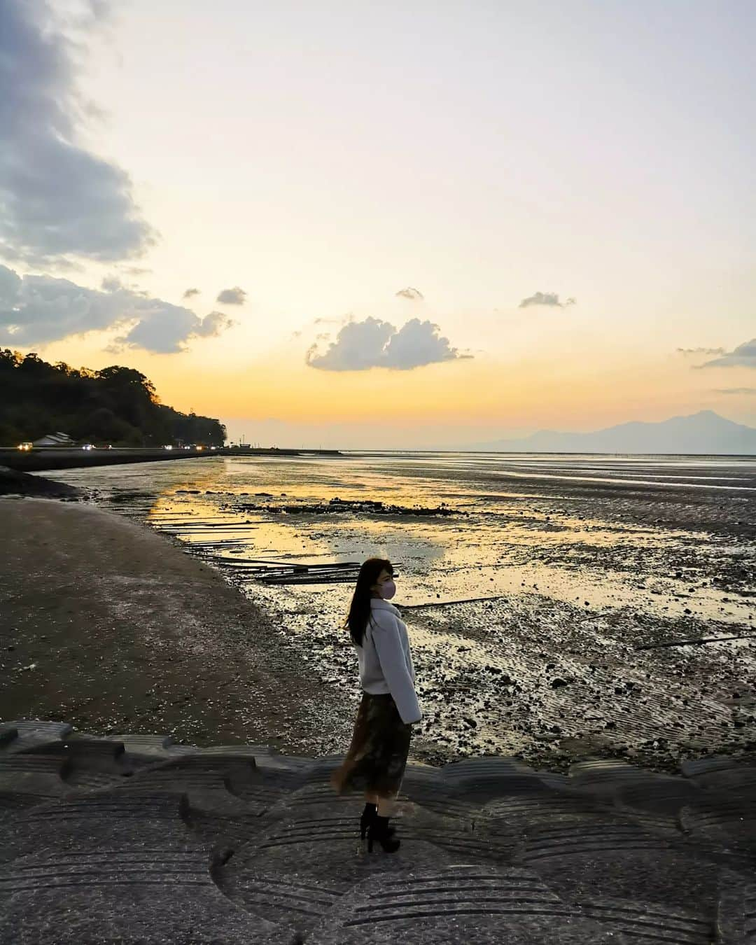 畠山優梨枝のインスタグラム：「熊本旅最終編🐻💕 1枚目📷千と千尋の神隠しの世界✨長部田海床路🌊🌊  無心でずっと見ていたい景色✨タイミングよく夕暮れどきで美しかったです😆  2枚目📷天空の鳥居☁☁倉岳神社  インスタで見つけて行ってみました😆幻想的で絶景😭天使の梯子も現れて感動でした😭  夜は馬刺しに一文字ぐるぐるに焼酎🐴バーとラーメンで締めて楽しみ尽くしました🌼  また訪れたい熊本🐻✨素敵な思い出をありがとう😆😆  #熊本#熊本旅行#熊本旅#旅#旅行#国内旅行#千と千尋の神隠し#長部田海床路#天空の鳥居#倉岳神社#馬刺し#一文字ぐるぐる#kumamoto#kumamoto_japan」