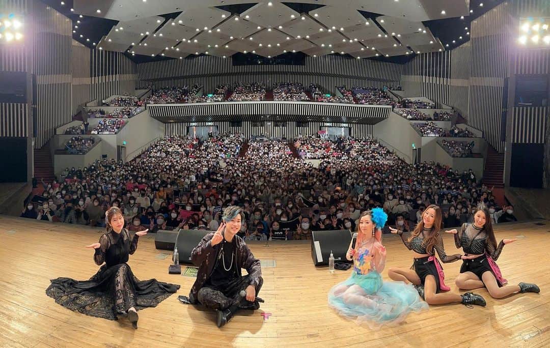 松浦航大のインスタグラム：「ライブはやっぱり幸せ！！！ . 荒牧陽子さんとの 歌マネジョイントコンサート supported by YABUSHITA 一宮市民会館 (愛知公演) ありがとうございました！！！ . 愛知もたくさんの人と 最高の空間を作れた。 いよいよ次は3月18日の東京ファイナル。 ガッツリ仕上げていこうと思う！ よろしくお願いします！ . #荒牧陽子 #松浦航大 #singer #ものまね」