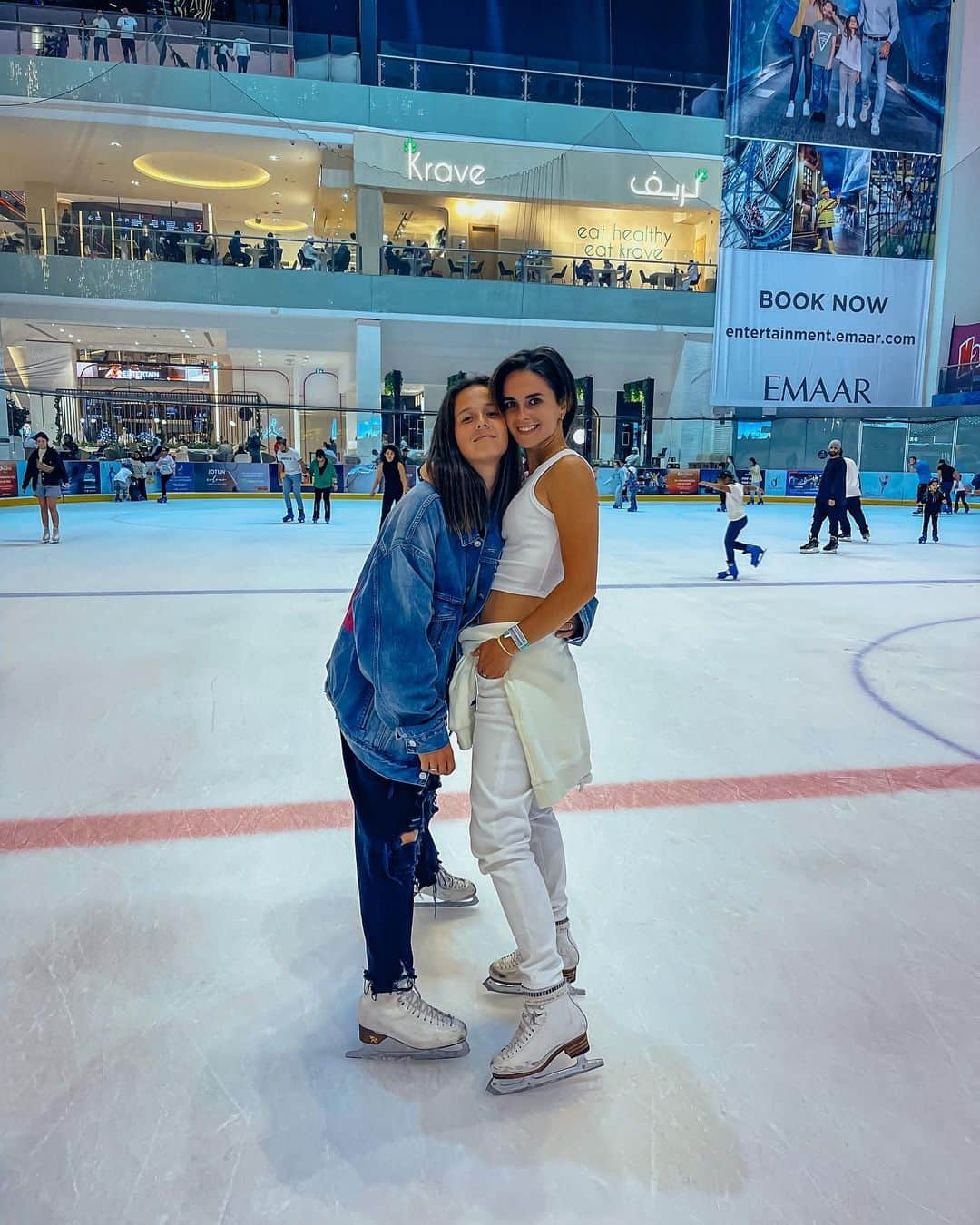 ダリア・カサトキナさんのインスタグラム写真 - (ダリア・カサトキナInstagram)「Making sure she knows how to skate⛸️👻 @natalia_zabiiako 💜 #love」2月26日 18時02分 - kasatkina