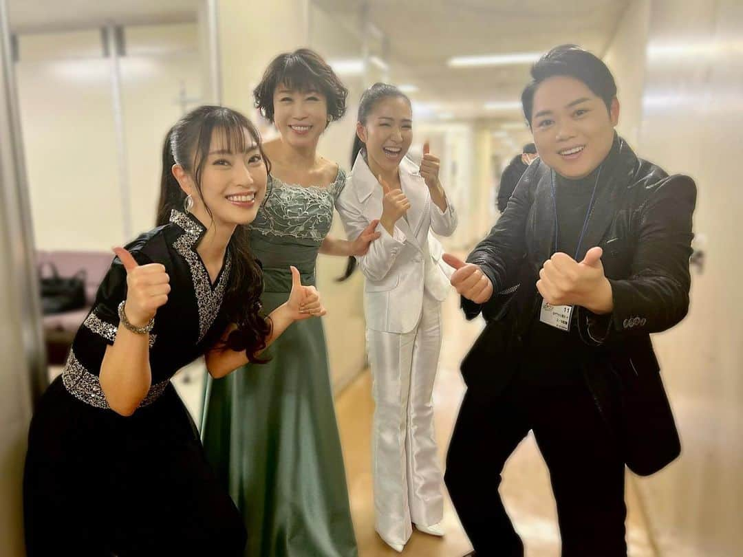 藤井香愛さんのインスタグラム写真 - (藤井香愛Instagram)「明日2/27(月)朝4:15〜 NHK総合「はやウタ」に出演予定です😉 写真は違う週の収録をしていた水森かおりさん、三山ひろしさん、田中あいみさんと📸 お写真撮っていただきありがとうございます😆✨  #水森かおり さん　#三山ひろし さん #田中あいみ さん　#藤井香愛  #徳間ジャパン　#日本クラウン #第一興商グループ #演歌　#歌謡曲 #はやウタ　#NHK」2月26日 17時55分 - fujii_kawai