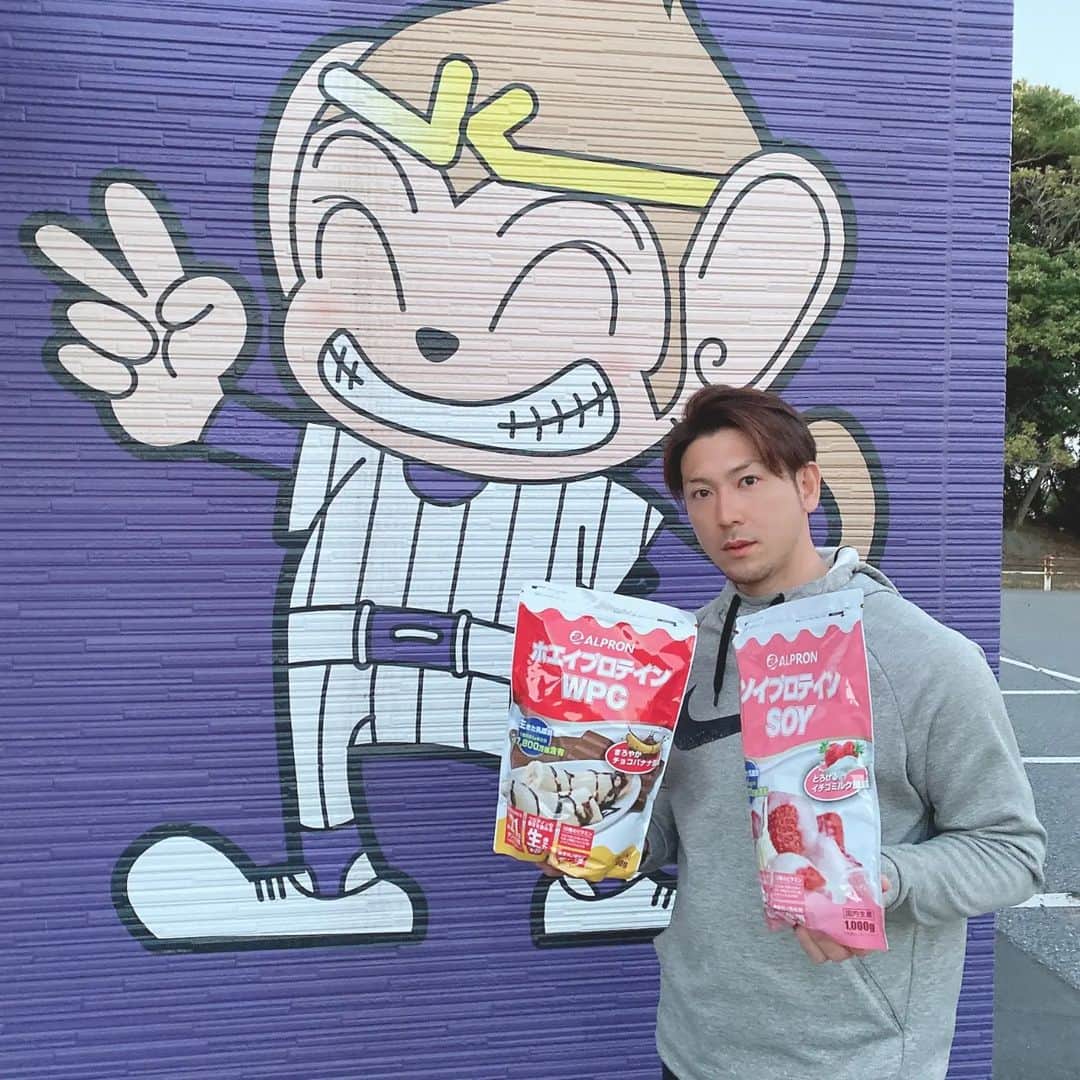 小関翔太さんのインスタグラム写真 - (小関翔太Instagram)「こんばんわ🙋  マジッキーと一緒に🤣  いつもお世話になっている #アルプロン　さん @alpron_official #alpron#アルプロン #アルプロン公式アンバサダー . IZMO -イズモ- @izmo.energy #IZMO#イズモ . #筋トレ女子 #筋トレ男子 #疲労回復 #痩せたい　人は #ソイプロテイン　  また、IZMO、アルプロン商品は 全国のゼビオ、ドンキホーテ なので販売を展開してます。  何か気になる事ありましたら、 コメント、DMにてお返しします😄  #アルプロン #アルプロン公式アンバサダー #プロテイン #スポーツ男子  #筋トレ男子 #スポーツ女子  #筋トレ女子 #筋トレ #かずさマジック #社会人野球盛り上げ隊  #社会人野球   スポニチ大会まで、もう少し‼️ 応援よろしくお願いします🙇  #小関翔太　#29」2月26日 17時57分 - sho_ta.koseki