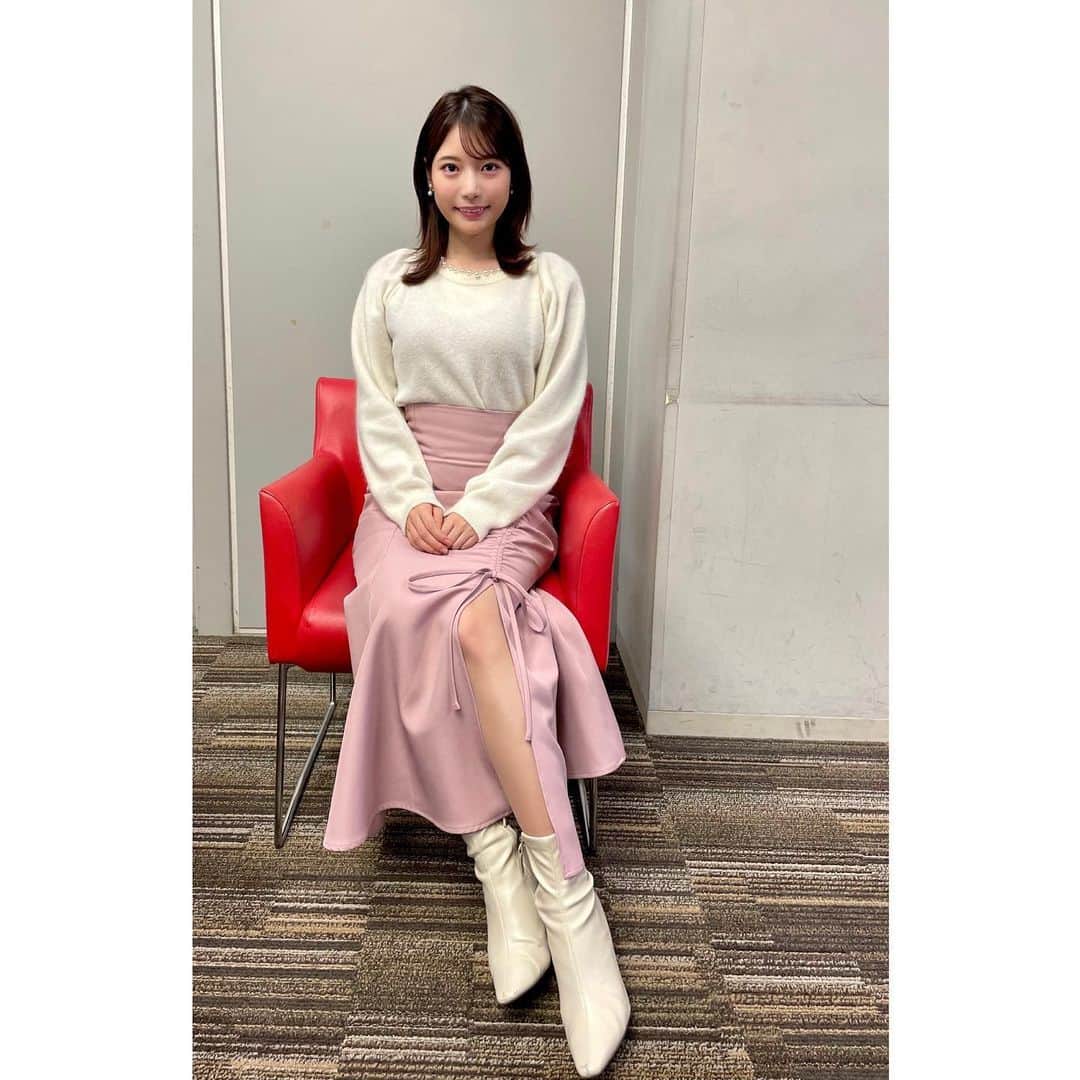 竹俣紅のインスタグラム：「☀️ 最近、ガチャピンがダンスを教えてくれます✨ 教え方は上手なのですが、 私の出来栄えは、ど、どうだろう、、、笑 ⁡ 4枚目は、 ガチャピンが提案してくれた指ハートをいっしょにやってみました💚 ただ、ガチャピン自身の指ハートは……ありゃりゃ、三角形になっちゃった。 ⁡ 明日からも「ソラよみ」よろしくお願いします☺️ ⁡ ⁡ #イット #ソラよみ #ガチャピン」
