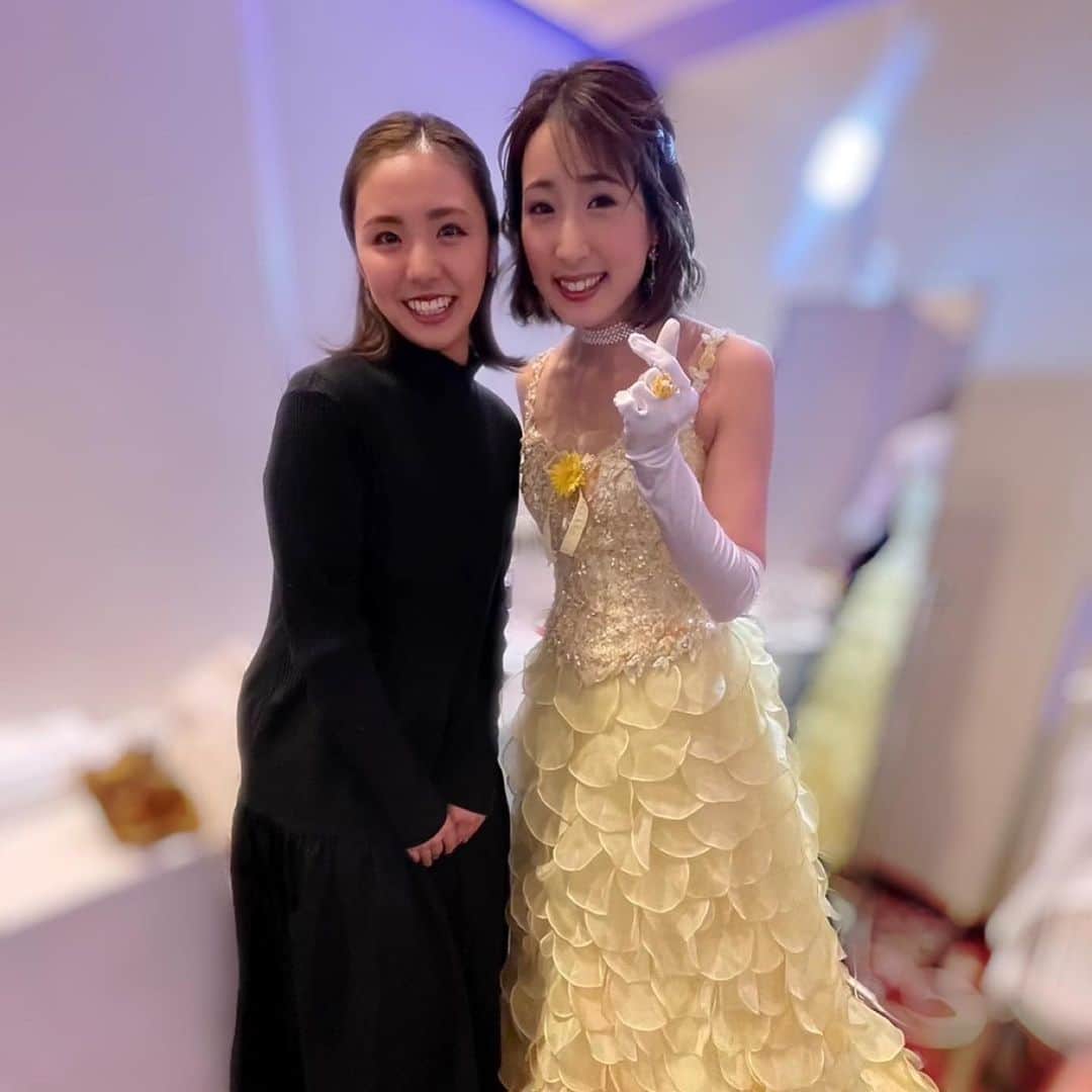 摩耶裕のインスタグラム：「🥰❤️  晴音さんのサロンコンサートへお手伝いに行かせて頂きました✨ 宝塚ホテルでサロンコンサートを開催されると聞いた時に是非とも何かお役に立てるのならば… とお願いさせて頂きました😌  現役中もお役に立ちたい一心ではあったんですが、 まぁこんな私ですからご迷惑しかお掛けしていなかったのだろうな…と。 その上、晴音さんより早く退団した私はその後が気になりすぎてそこだけは心残りな様に感じていて… 今回、私もお付きとして全う出来た気がします！笑  晴音さんの芸や娘役に対する考え方や追求心、ストイックさに惹かれていましたが今回本番だけでもそのお気持ちを間近で拝見し、更にトキメキが増しました💖 アクセサリーも全て手作りで！ 私もよくご相談させて頂いておりましたが、やっぱり娘役としてはお団子キャップやアクセサリーを一から作る時間がとーっても楽しく大好きだったなぁと✨  そしてゲスト出演でこれまた大好きな楓さんもいらっしゃり、これまた芸、娘役に対して素晴らしいお考えをお持ちの方なので私は現役中にもっとこの近さで拝見出来ていたらと思ってしまったほどです🤣  お二人は末っ子でいらっしゃり私は長女なので、楽屋でのお二人を見ていると末っ子感が凄くて歳下ではありますが、 微笑ましく癒されまくりでございました☺️✨  そして晴音さんが一曲目に歌われた曲が「スカーレットピンパーネル」の"ひとかけらの勇気"で私が初めて観劇し宝塚に入りたいと思った曲なのでリハーサルの時、正面から見たのですが宝塚での思い出がぐわーっと蘇り、初心を思い出し、ものすごく感動し涙が出たのはここだけの話🤫  何よりお二人のパフォーマンスをこんなにも近くで拝見出来た事が幸せ過ぎました🥹✨  私は早替わりが大の得意で！ 早替わりだけは誰にも負けない自信はありました！ (何の自慢にもなりませんがw) なので今回も晴音さんのお着替えはばっちり出来、 無事に任務を務める事が出来ました👏笑 (多分…)  まだまだ感想出てくるのですが、私の中に大事にしまっておきます😌💖  #晴音アキ さん #楓ゆき さん #95期 さん #月組  #娘役  #サロンコンサート  #amour  #素敵すぎました」