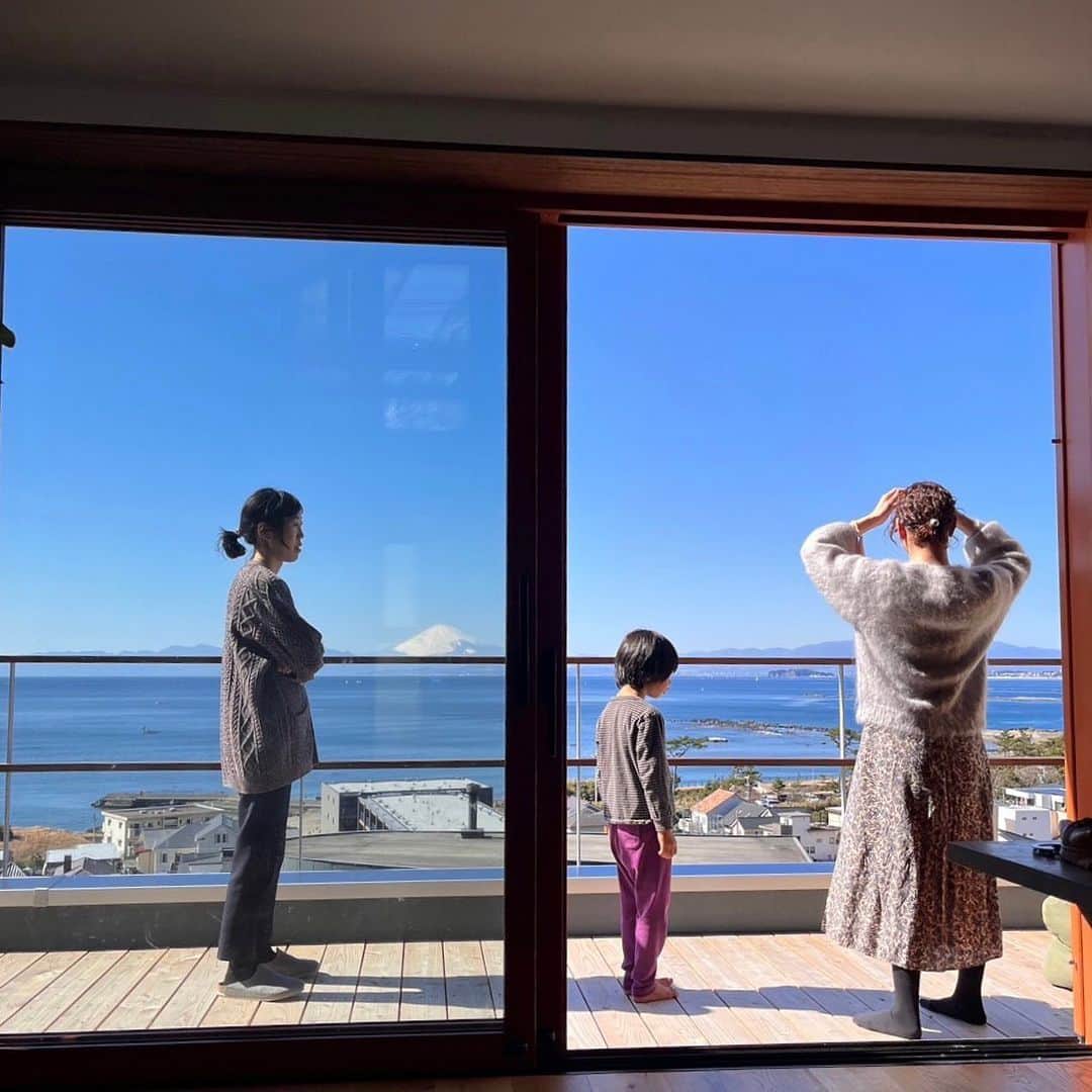 アデルさんのインスタグラム写真 - (アデルInstagram)「美しすぎるビューをもつ葉山の家で過ごした週末。 @emiuto   海に浮かぶ赤いグラデーションの富士山を視界に入れながらの目覚めは最高で。 時間の概念を忘れるほどの贅沢な流れに身を任せていました。 子供達がはしゃいでいて幸せだったな。  海まで歩いて娘とお気に入りの石探しをして。拾った石がかわいくて、帰宅して愛でています。 #葉山 #stone #石拾い」2月26日 18時08分 - ader_eri