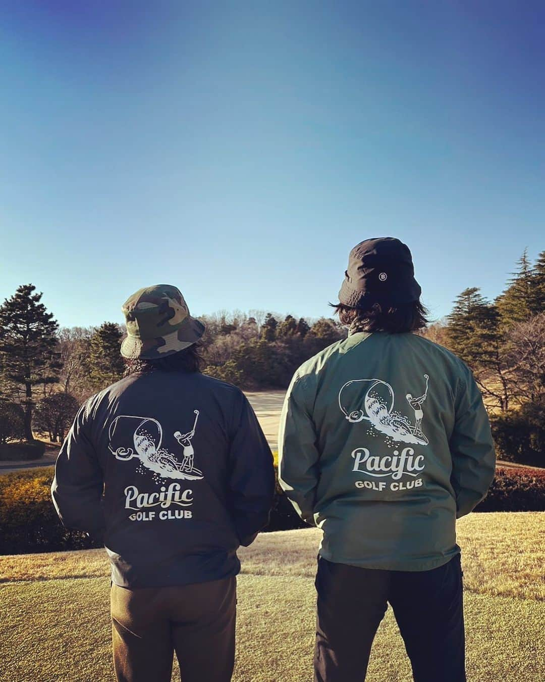 中村貞裕のインスタグラム：「#pacificgolfclub  #FOREONTHEWAVESCOACHJACKET パシフィックゴルフクラブの人気のコーチジャケット！ブラックとグリーンあります！」