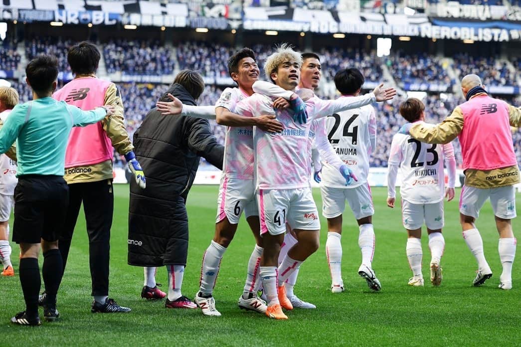 福田晃斗のインスタグラム：「. . . とてもいい雰囲気の中でサッカーができて最高でした！  結果はドロー。  まだまだ足りないものもあるけど、サガン鳥栖が長く大切にしてきたもの。  戦う、走る。泥臭く！  そこはサポーターの皆んなに少しは伝わったんじゃないかと。  華麗なプレーや意外性のあるプレーに目がいきがちだけど、大事にしないといけないのは、いつも必死にがむしゃらに泥臭く、勇気のあるプレー、ここを忘れてはいけない。  そこに、サポーターのみんなは感動してくれるものだと思ってる。  自分自身が最近、感動した事があって、やはりそういう瞬間が垣間見えた時に涙腺が緩んだ。  だから、応援してくれてる人たちに、少なからず感動し、また次見たいと思ってもらえるように毎試合挑まなければいけないと思う！  もちろん、カバちゃんのゴールも近くで見てて感動しました！  来週、スタジアムで会いましょう！  応援ありがとうございました！！  . . . #サガン鳥栖 #福田晃斗 #6 #sagantosu  #jleague  #dazn @kba_14」