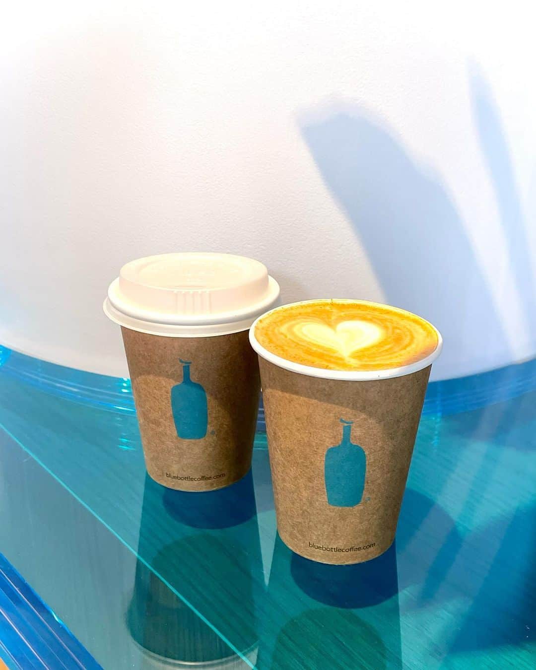 Manaさんのインスタグラム写真 - (ManaInstagram)「💙🌎👕 𝖡𝖫𝖴𝖤 𝖡𝖮𝖳𝖳𝖫𝖤 𝖢𝖮𝖥𝖥𝖤𝖤🐾 ⁡ 店内も可愛くてきゅんだった☺️♡ ⁡ ⁡ #ブルーボトルコーヒー #bluebottlecoffee」2月26日 18時37分 - mana.tcy
