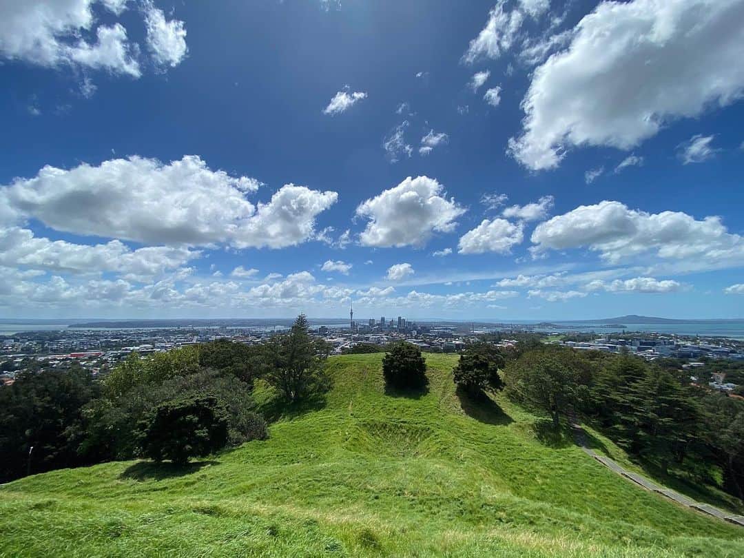 時任三郎のインスタグラム：「台風一過（サイクロン一過？）の青空 Mt. Eden からオークランドの街方向の眺望 #NZ #オークランド #Cyclone」