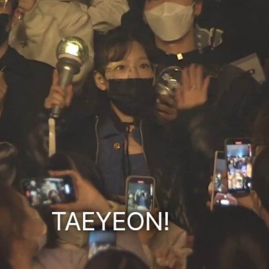 TAEYEONさんのインスタグラム写真 - (TAEYEONInstagram)「taeyeon cutie!!! ♡ the fans screamed hard when the camera moved to taeyeon 🤘🏻  winter: it seems like you guys like her than us” 😂 karina: it seems strange 😅  @taeyeon_ss  #태연 #TAEYEON」2月26日 18時57分 - taeyeondaisy