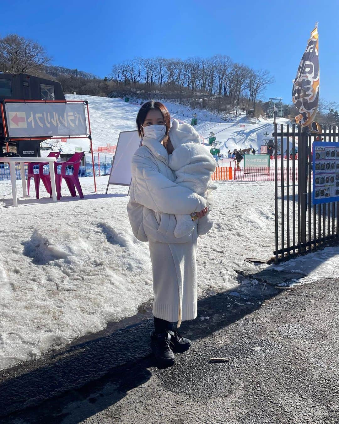 ゆうかのインスタグラム：「先日は家族で軽井沢💗スノボー旅行🏂❄️ . 1枚目は抱っこしてたら次男が寝ちゃった写真💗かわええ…❤️笑 . 私とbabyは基本ホテルでまったり☺️ 長女は初スノボーでした🏂 . 5歳からでもライオンスノーボードスクールではスノボー教えてもらえたから、 軽井沢でスクール考えてる人は ぜひぜひ検討してみてね！💕 @lionsnowboardschool  . . 【ここからは無料宿泊レポです！】 興味ある人だけみてね❤️↓ . 今回もMBAのカードポイントで 軽井沢マリオットホテルに宿泊💗 . 3泊33万以上が無料でした😊 . アップグレードで露天風呂付き✨ お布団も1枚まで追加できるから、子連れにはありがたかった💗 . プラチナ特典で、 朝食ビュッフェ&夜のラウンジ無料 レイトチェックアウト15時で、 スノボー🏂終わって温泉入ってから、帰れました‼︎✨ . MBAカードは本当持ってて良かった💗紹介もできるので近くに持ってる人いなかったらDMしてね♪ . 今年こそは、色んなホテルに 泊まりに行きたいなぁ🥹❤️ (ポイントだけめちゃくちゃ貯まっていく…笑) . #軽井沢 #karuizawamarriotthotel  @karuizawamarriott  @karuizawa_snowpark  #スノボー女子 #スノボー #スノボー男子 #スノーボード #軽井沢旅行 #軽井沢スノーパーク #軽井沢プリンスホテルスキー場 #軽井沢観光  #軽井沢マリオットホテル  #軽井沢マリオットホテルノースウィング #子連れ旅行 #子連れスキー #mbalife #マリオットホテル  #3児ママ #子連れ軽井沢 #プラチナエリート  #mbaカードで無料宿泊」