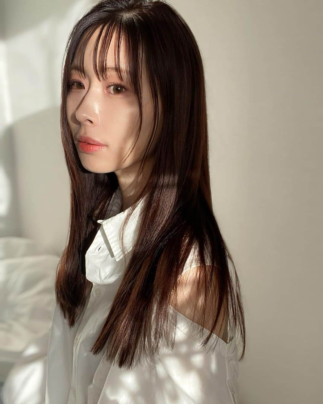 保科真紀のインスタグラム：「今までの髪型いろいろ🙆‍♀️ こう並べてみると、 今が1番シンプルかもしれないです  【画像1.2枚目】 昨日カットカラーしたばかり！ ちゃんと毎月トリートメントして、時々メンテナンスカット✂︎ 毛先が重めなワンレングスのストレートヘア✨ カラーは、やや赤みのあるダークブラウンです。 長さはもう少し伸ばします  【画像3.4枚目】 ハイライトたっぷりの、コントラストがあるベージュにしてました。この時代が長かったかも。 アレンジするにも、抜け感が出しやすくてすごく良かったです🙆‍♀️  【画像5.6枚目】 書籍の撮影でミディアムにセルフカットした時のもの この写真ではアイロンを入れてるけれど、短くてくせ毛が毎日出ちゃって大変でした笑 最後に、くせ毛の動画も載せておきます！自然乾燥だとこのくらいうねっちゃうのですが、保湿して、強風のドライヤーでちゃんと乾かすとおさまります😣  髪型って本当に楽しい💓 顔の額縁って大切ですね！  #ロングヘア#ミディアムヘア#前髪 #ストレートヘア#ヘアアレンジ #uka#保科真紀」