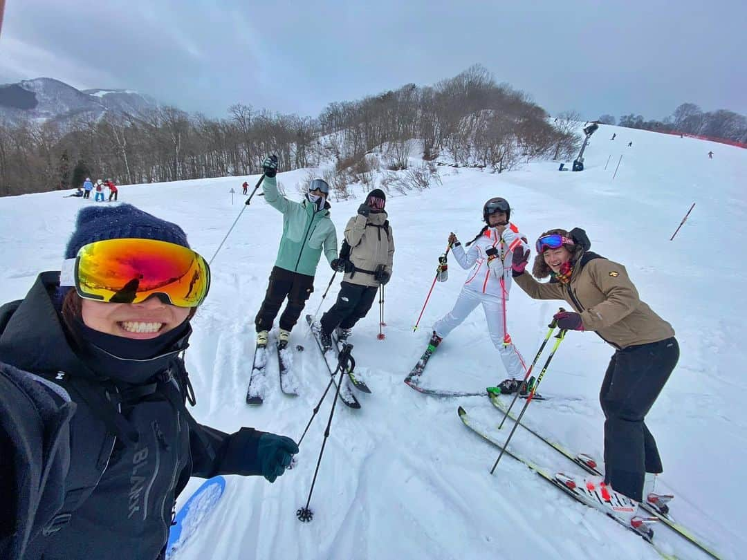 伊藤さつきさんのインスタグラム写真 - (伊藤さつきInstagram)「前日の夜10時に、 明日どこ滑ろう？片道2時間半で近いし白馬いこー！ って突然決まって、朝5時に起きて弾丸白馬☃️ 山頂ガスってて何も見えない気がしたけど、 「晴れてきた気がする！今日The dayですよね！」 って言いながら滑ってたら、りささん大輔さんに遭遇😂 いきなり立命スキー部5人集まってほんとにThe day😂 楽しかった〜🏔 まだまだ雪溶けて欲しくない🥹 #vectorglide  #whitetime_tokyo  #whitetime_asahikawa  #swanygloves  #millet #立命館大学 #スキー部 #theday #ski #スキーヤー #白馬　#八方尾根 #bigfoot」2月26日 19時04分 - satsukiito