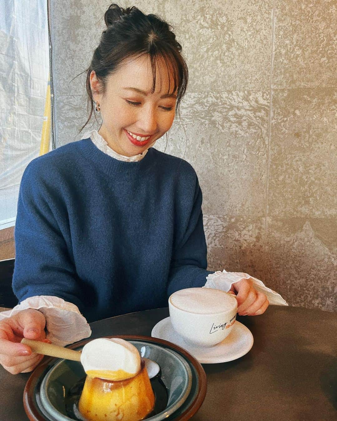 崎本ゆかりのインスタグラム：「🍮 今日 お仕事終わって真っ先に向かった場所。 3年ぶりー！！！#プリン部 やっぱり、やっぱり、ここのプリンが大好きだー♡  #最高 #しあわせ #プリン #pudding #美味 #happy #お土産にフィナンシェ #プリンからのごはん←」