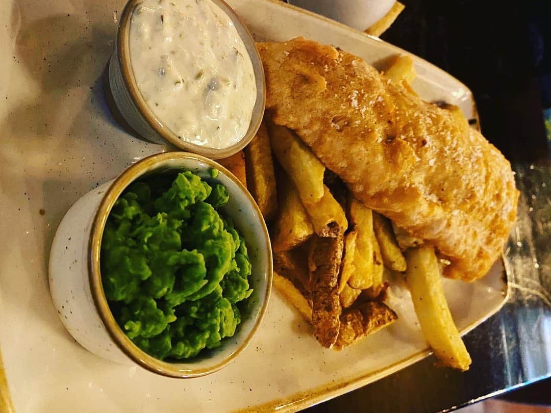 秋元玲奈のインスタグラム：「Fish and chips  for lunch❤️  #london #londonlife #fishandchips  #rugby」