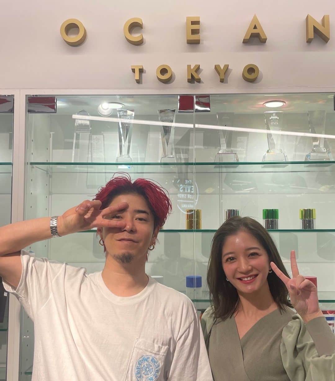 のインスタグラム：「かれこれもう10年の仲💆‍♀️ どんどん凄い存在になっていくのが本当にかっこいいし刺激になるなぁ 　 そして誰もいない時に充電したくて充電器触っただけで他のスタッフさんが、どこからすっ飛んできて延長コード持ってきてくれたのはびっくりした😂 全体見てるの本当凄いってお店始めて余計に凄さを色々感じた🥺 .  いつもありがとう✂️✨  #oceantokyo」