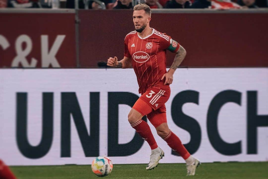 アンドレ・ホフマンのインスタグラム：「Heimsieg! 🔴⚪️ #team」