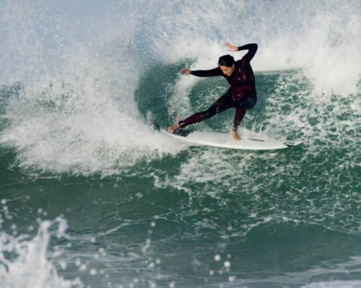 マリア・マニュエルのインスタグラム：「• South Africa •   One of my all-time favorite places to visit! South Africa always creates some of the best memories for me, and Jbay has to be one of the best waves in the world. The excitement of corduroy off-shore lines fill your 180 degree view. The sunrise colors that greet you at 7am and hues of the sunset that end your day. Jbay is all about the right rhythm, speed, drive and creativity. It is a skill in itself to truly connect with each section of the 1000 meter wave. A haven to all surfers that have been lucky enough to grace this coast.   My yearly three week visit is never enough to scratch the surface of all there is to explore in South Africa. My favorite highlights of this trip aside from surfing dreamy Jbay, were hiking Robberg point, the wildlife - wild ostriches on the Atlantic, elephants off the Garden route, and hiking Lion’s Head Mountain in Cape Town followed by an ice dip in the ocean pool at Camps Bay. I’ll need another post to tell you about how insanely delicious the food is. For now, enjoy this little sequence from our film trip this past summer.   Watch the full film via the link in my bio• @lululemon @morganmaassen」