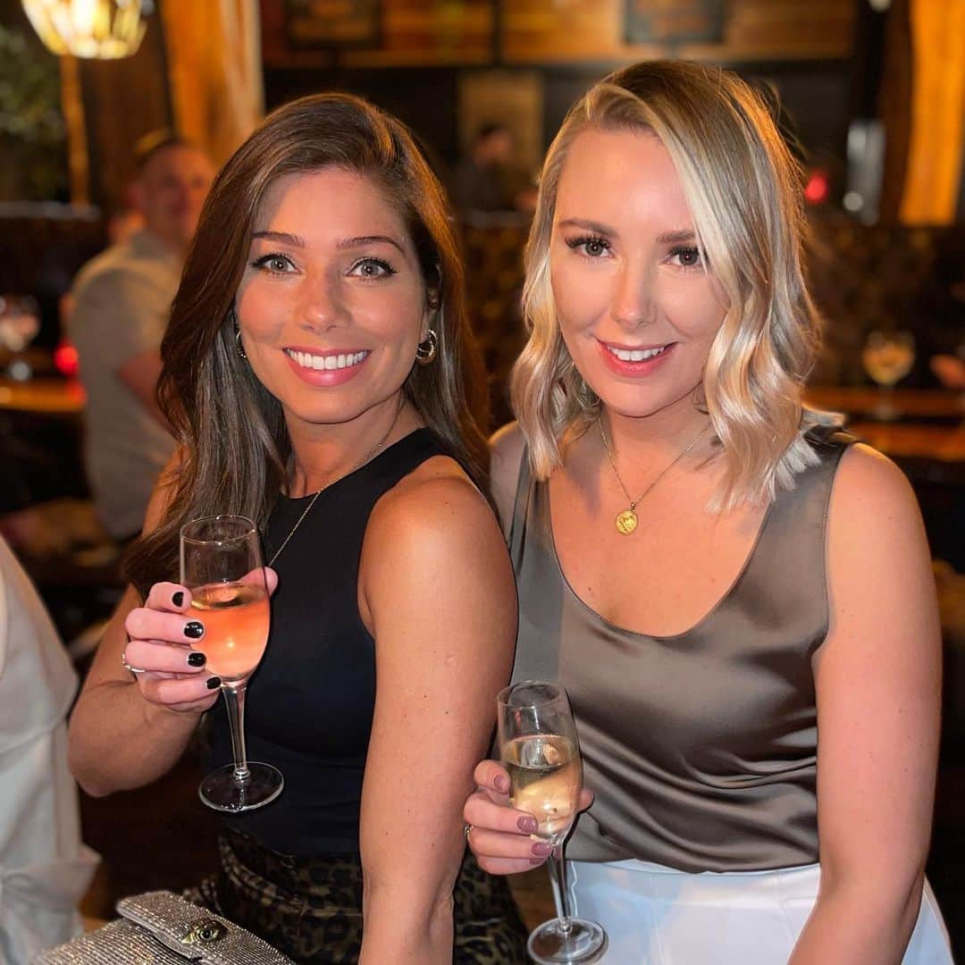 ニッキー・サンダーソンのインスタグラム：「Such a good night at @thegrove_wilmslow celebrating @bswanx birthday!! 🤍  Happy Birthday beautiful girl 😘  #birthday #celebrate #celebrations #birthdaygirl #bestfriend #bestie #fun #drinks #laugh #happy #smile #mygirl #lastnight #saturdaynight」
