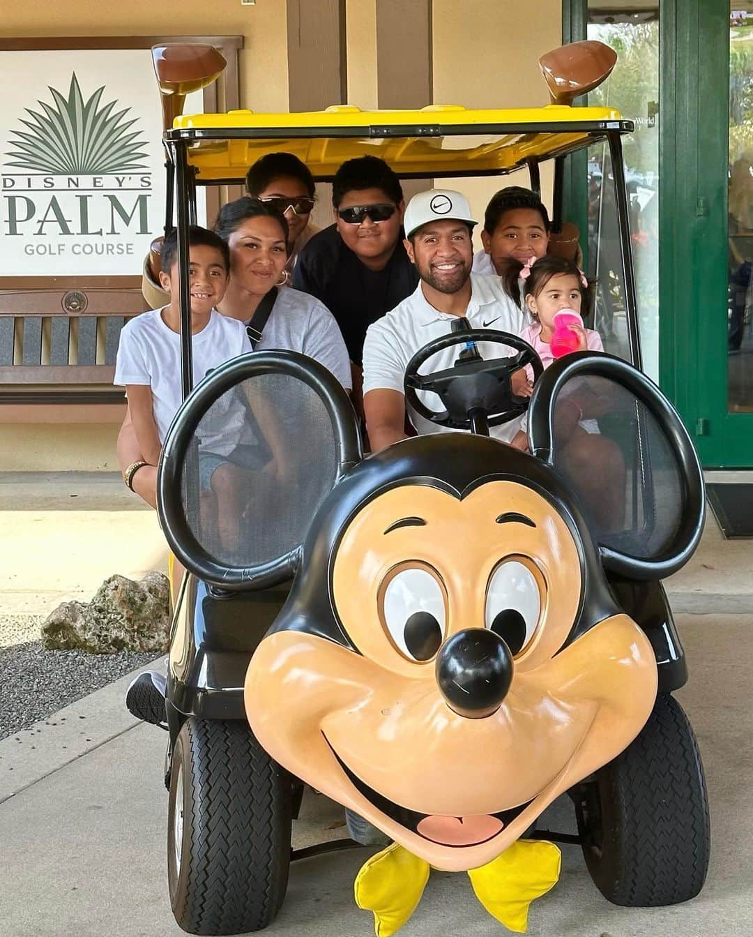 トニー・フィナウさんのインスタグラム写真 - (トニー・フィナウInstagram)「The Finaus loooove Disney! What a day at Disney world 🔥❤️  Thanks for having us! @disneyparks @waltdisneyworld @golf.wdw #WaltDisneyWorld」2月27日 4時52分 - tonyfinaugolf