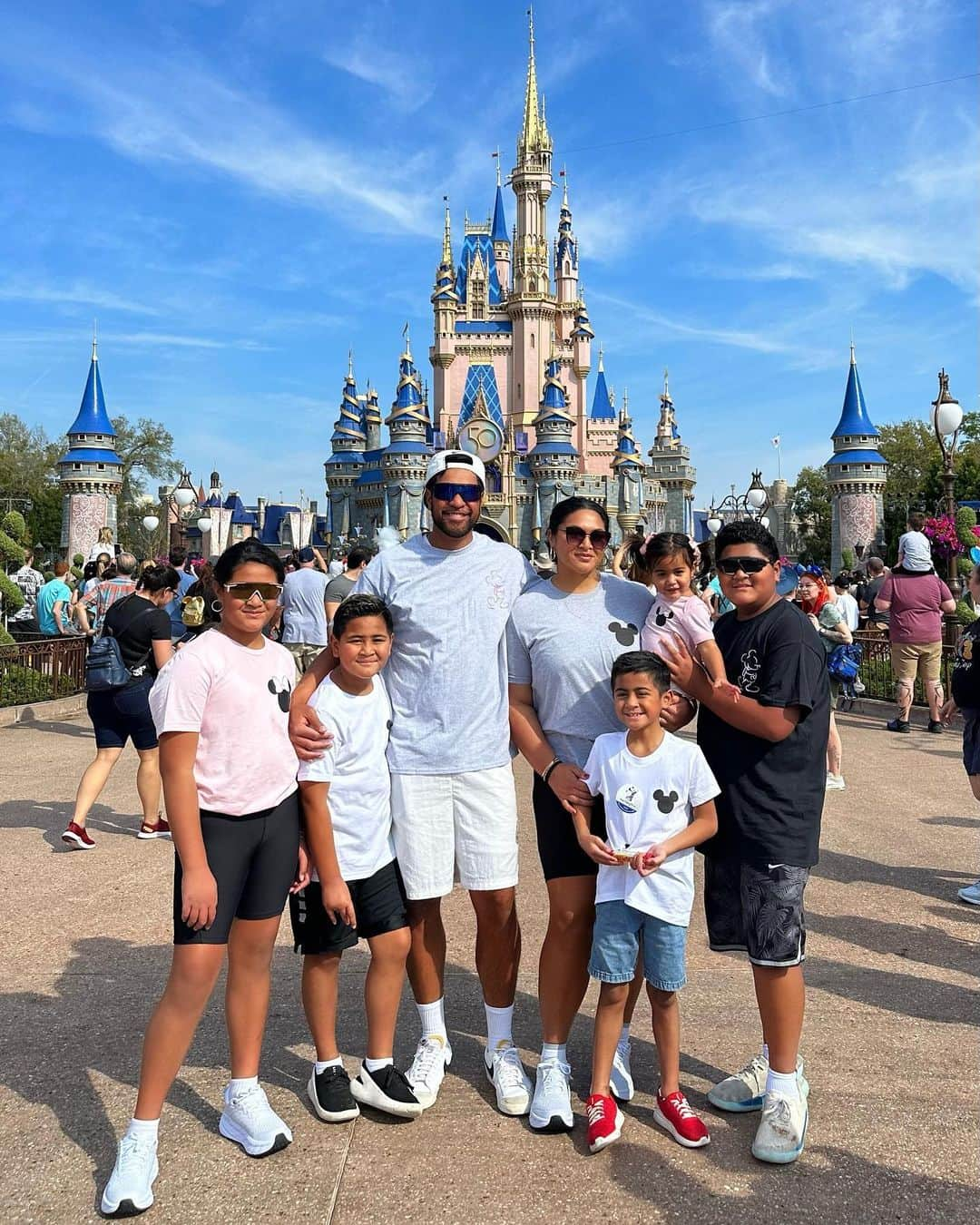 トニー・フィナウのインスタグラム：「The Finaus loooove Disney! What a day at Disney world 🔥❤️  Thanks for having us! @disneyparks @waltdisneyworld @golf.wdw #WaltDisneyWorld」