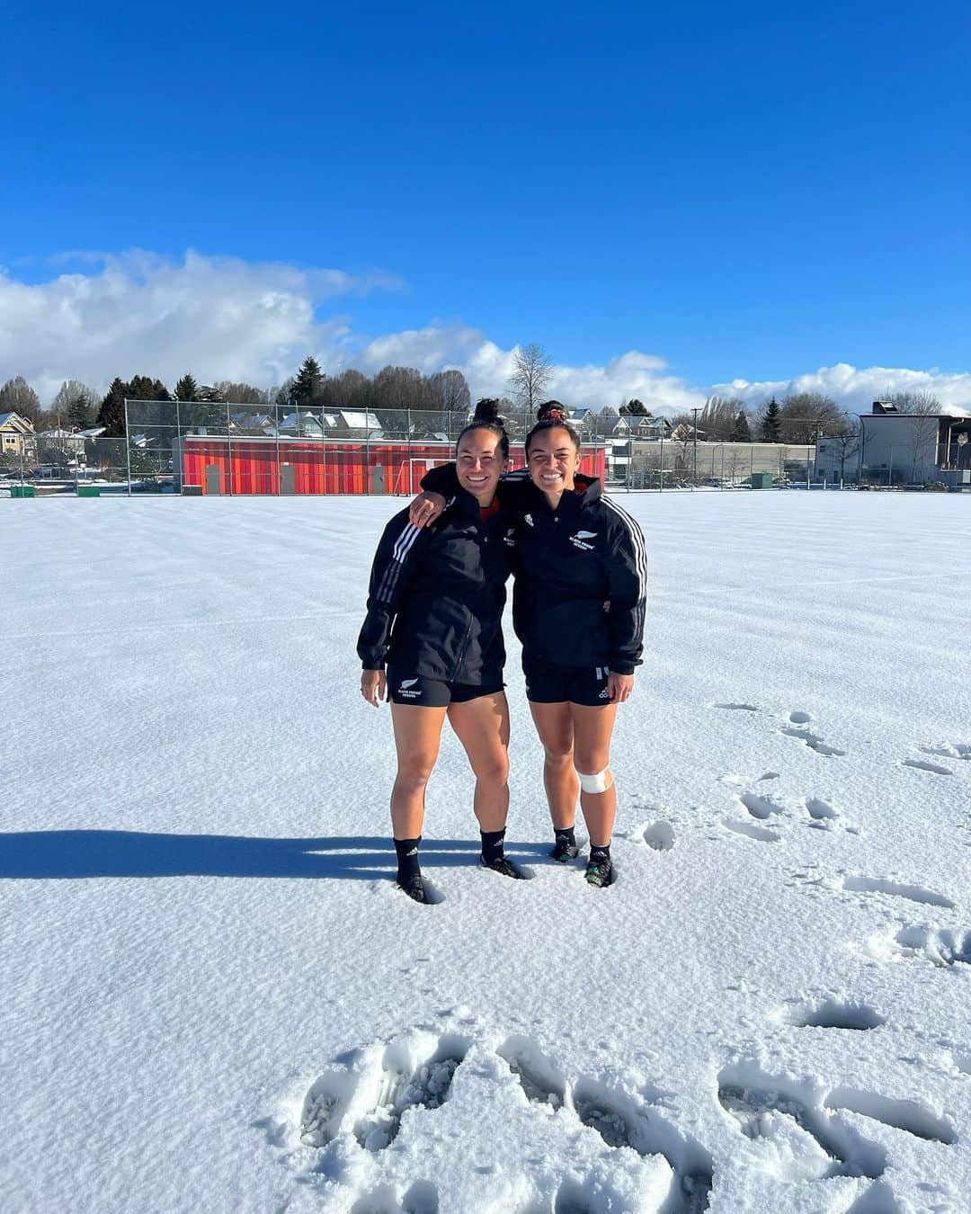 ポーシャ・ウッドマンさんのインスタグラム写真 - (ポーシャ・ウッドマンInstagram)「Well that was a first ❄️  Training in the snow = cold hands, cold toes and only a small patch of turf. So much fun getting it done with the sisters 🤍」2月27日 5時05分 - porshwoodman