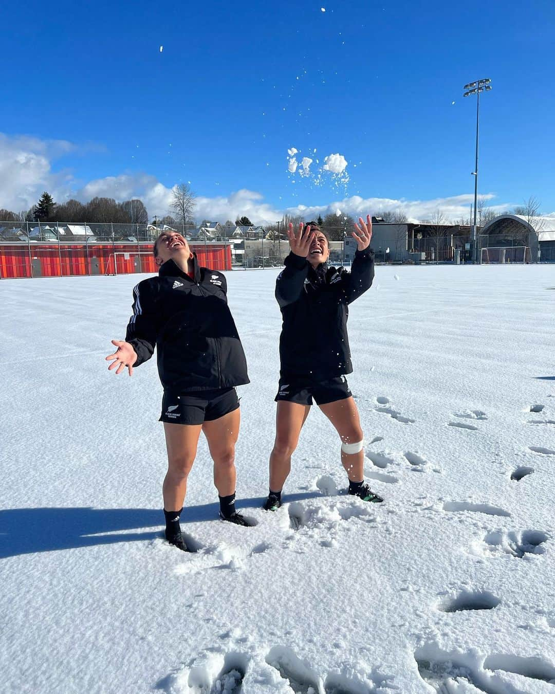 ポーシャ・ウッドマンのインスタグラム：「Well that was a first ❄️  Training in the snow = cold hands, cold toes and only a small patch of turf. So much fun getting it done with the sisters 🤍」