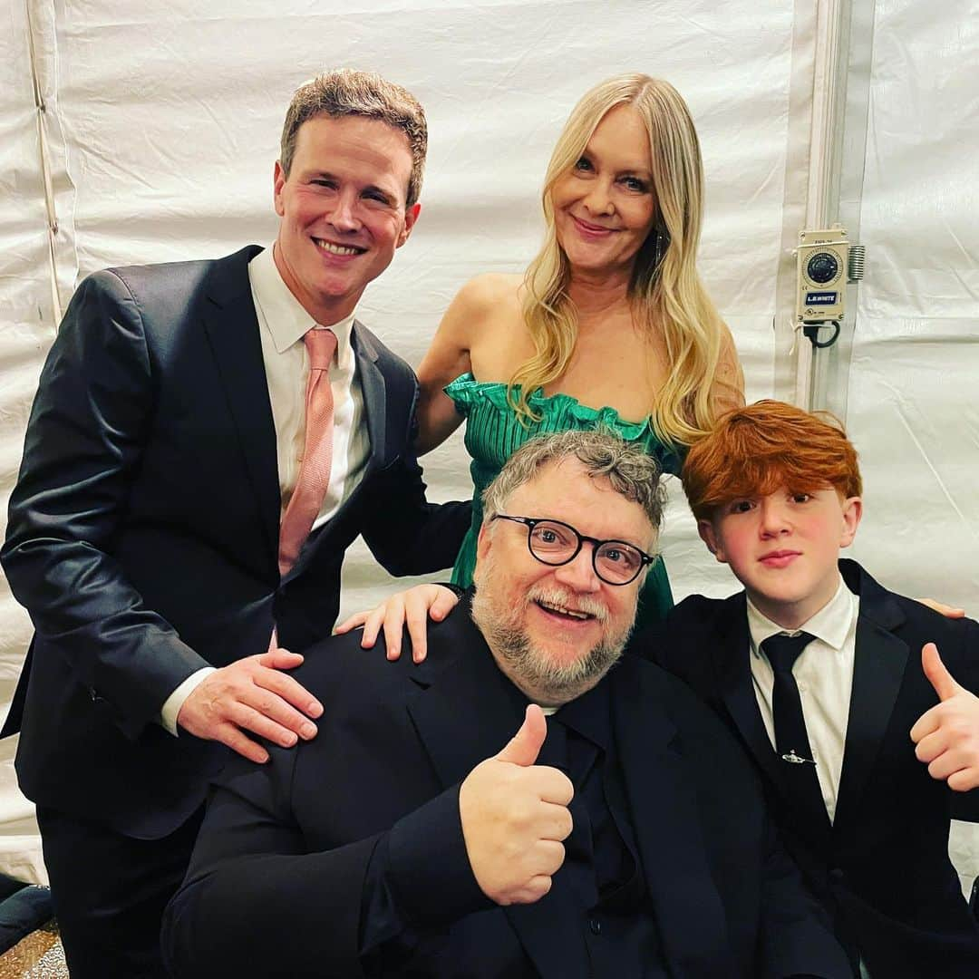 スコット・ウェインガーのインスタグラム：「Amazing night in rainy Los Angeles presenting at the Annie Awards with my dear Princess Jasmine @lindalarkinofficial and hanging with super talented young actor @gmannofficial and legend @gdtreal」