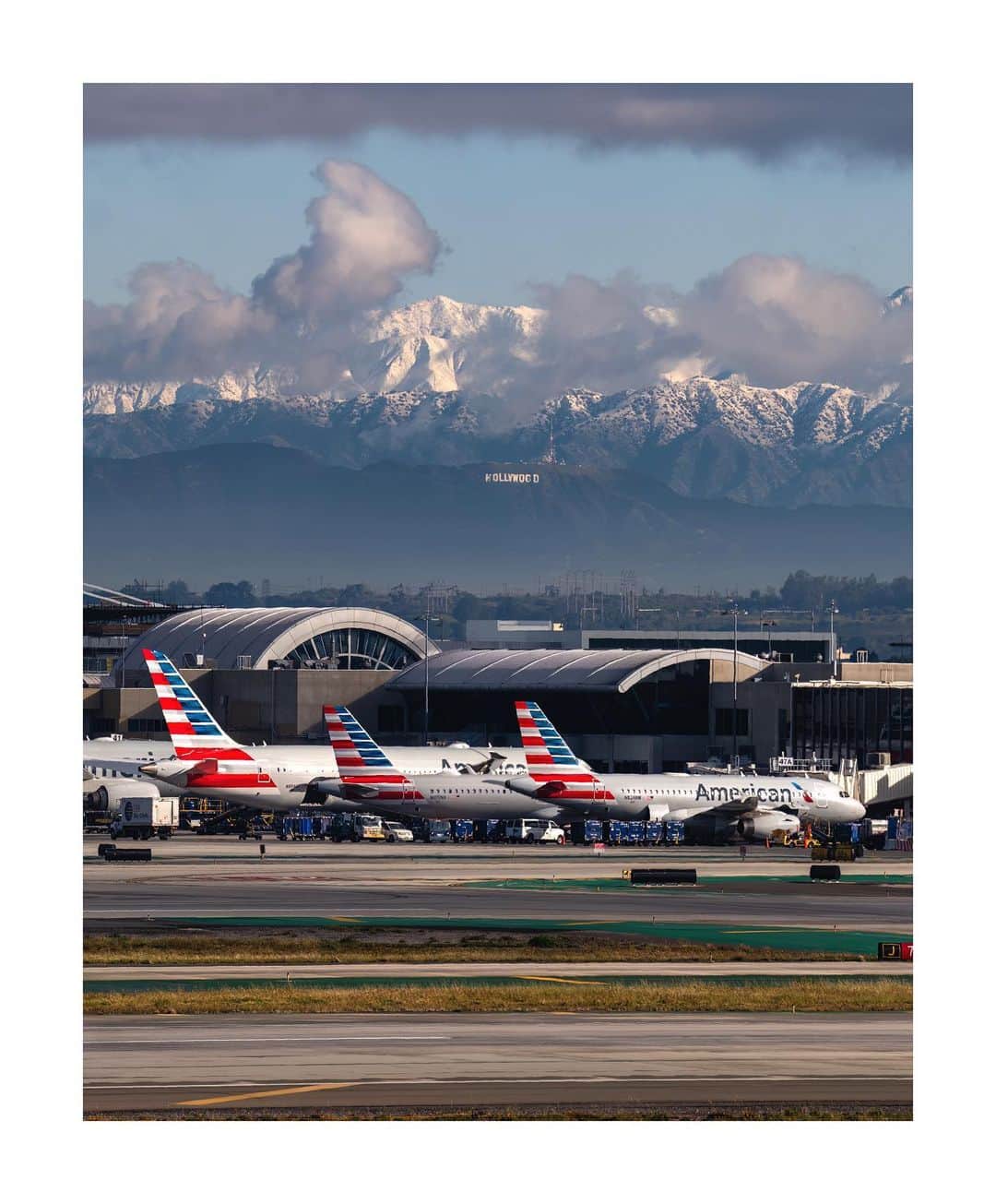 Pete Halvorsenさんのインスタグラム写真 - (Pete HalvorsenInstagram)「🏔️✈️ we did a little plane-spotting this morning from @flylaxairport - i waited all morning for the sun to pop on the hollywood sign, was chilly but worth it. Swipe to view more.   Leica SL / 90-280mm」2月27日 6時01分 - petehalvorsen