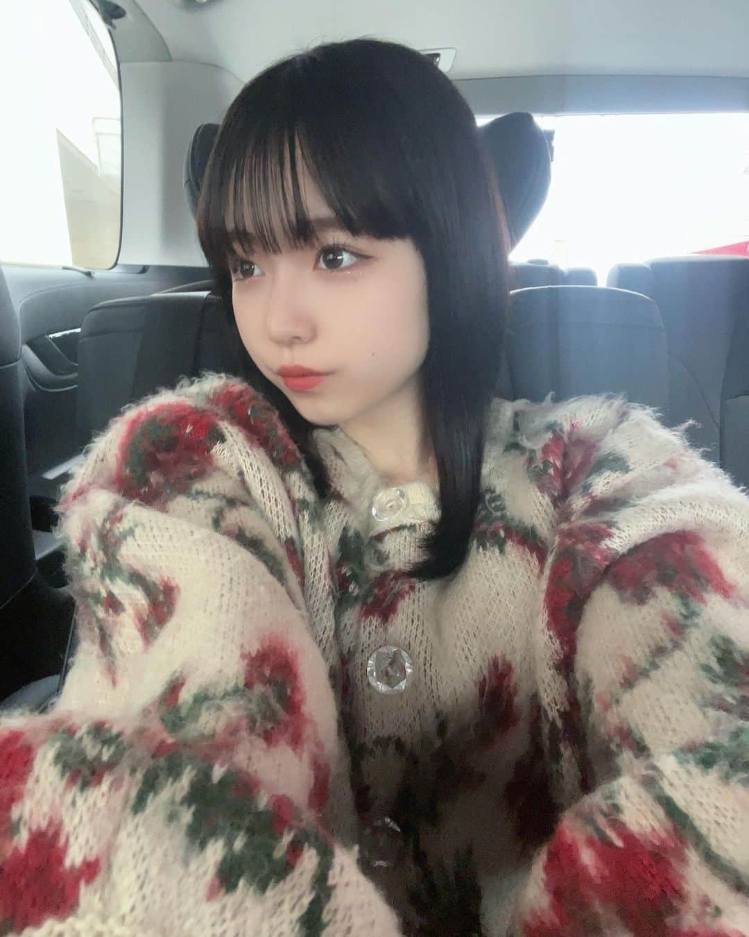のインスタグラム：「最近沢山DMを頂く事が多くて本当に嬉しいです😿 ストーリーで返すのでなんでも送ってネ^^  #05 #ootd #sjk #ニット」