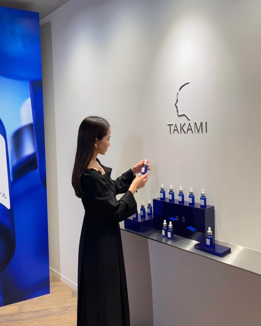 小嶋梨奈のインスタグラム：「先日、TAKAMIの角質美容イベントに参加させていただきました。 『角質』についてのトークショーや角質美容体験を🙌  TAKAMIといえば青い瓶のスキンピール。 角質美容水というだけあって 水みたいなサラッとしたテクスチャーで 肌にすーっとなじんでいくのが分かる。 もっと重くてぴりぴり刺激があるんじゃないかと思っていたのでこれは驚きだー！  そして今まで角質について深く考えていなかった私には、 （というより角質ケア＝表面を剥がすイメージが強くて避けてた） 今回の美容体験で仰っていた、『肌の代謝と向き合う』 『角質は生きている』という言葉が心に残りました🙌 美容体験では自分の角質で肌状況を確認したり、 肌への触れ方の重要さとかスキンケアについて 改めて知る 考えるきっかけになったし、 もっと丁寧にお肌と向き合うぞー！と気持ちが高まった🥹 何より洗顔泡がもっちもちで、 スキンケアまで終わった左手の甲が なにもしてない右手の甲より2トーンくらい明るくなった気がした😂  その日の夜からいつものスキンケアに取り入れはじめたので これからの変化が楽しみだな☺️  #タカミ #タカミスキンピール #角質美容 #PR  @takami.skinpeel」