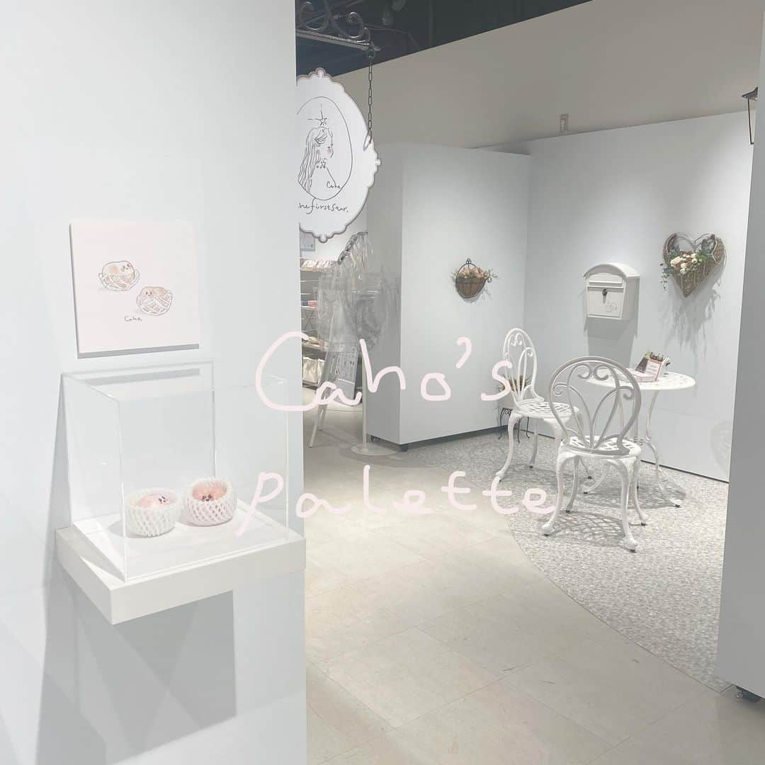 Cahoさんのインスタグラム写真 - (CahoInstagram)「【大阪個展＆追加のお知らせ】  私の初個展in大阪、在廊中に 沢山来てくださりありがとうございました❤︎  沢山のファンの方と描いた絵が並ぶ景色は 私にとってあまりにも綺麗でした。  起こった事は全て私のものだから、どれも全部、記憶の中に閉じ込めて、いつでも思い出せるように。  たくさんのプレゼントもありがとうございます......❤︎  私を愛してくださるみなさん 出会ってくださってありがとうございます♡  また会いましょう❤︎  Caho  PS.個展は名古屋でも開催予定です......♡！  #illustration #illustrator #illust #drawing #painting #イラスト#イラストレーター#個展」2月26日 21時24分 - caho0811