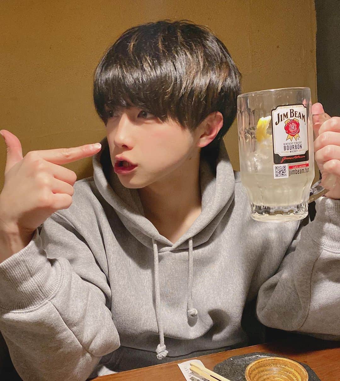 若槇太志郎のインスタグラム：「ゆるっと居酒屋で飲むの好き 居酒屋チェーン店好きなとこあるかぁ？」