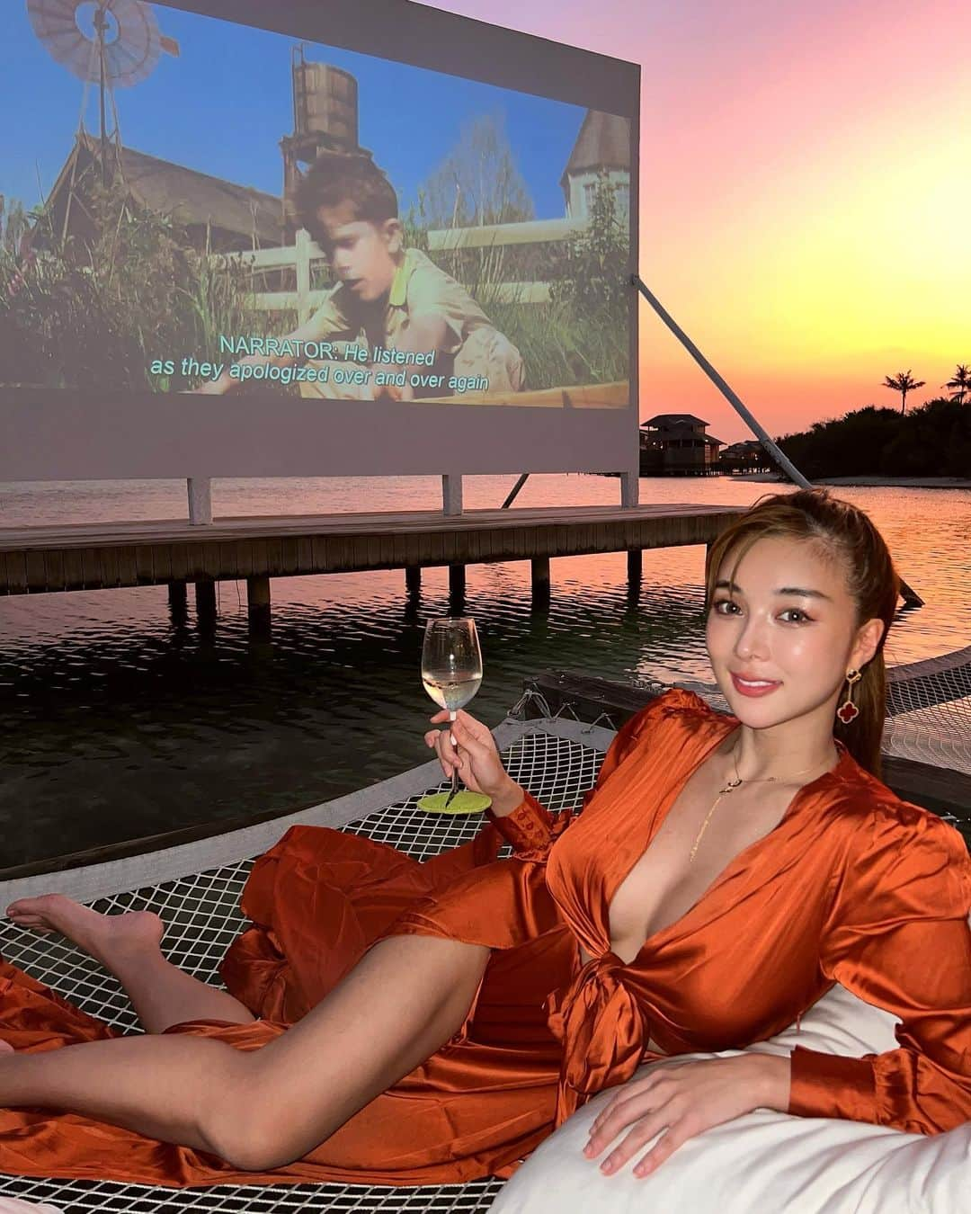 濱野りれさんのインスタグラム写真 - (濱野りれInstagram)「This is the restaurant I was most looking forward to. You can enjoy a movie on the huge screen floating in the sea while you have dinner. After that, still have fun of it with some drinks. What a luxury time..🥀 @discoversoneva   私が一番楽しみにしていたレストラン 海に浮かぶスクリーンで映画を楽しみながら食事が楽しめるの！私たちももちろん海の上...もうソネバジャニ最高🥹❤️  #sonevajani #sonevajanimaldives  #sunsetbeach #sunsetdinner #sunset #sunsetview #maldives #maldivesislands #luxuryhotel #luxuryrestaurant #luxurystyle #luxurytravel #maldivesresorts #vacation #モルディブ #ソネバジャニ #人生で一度は行きたい場所 #絶景レストラン #絶景ホテル」2月26日 21時32分 - riregram