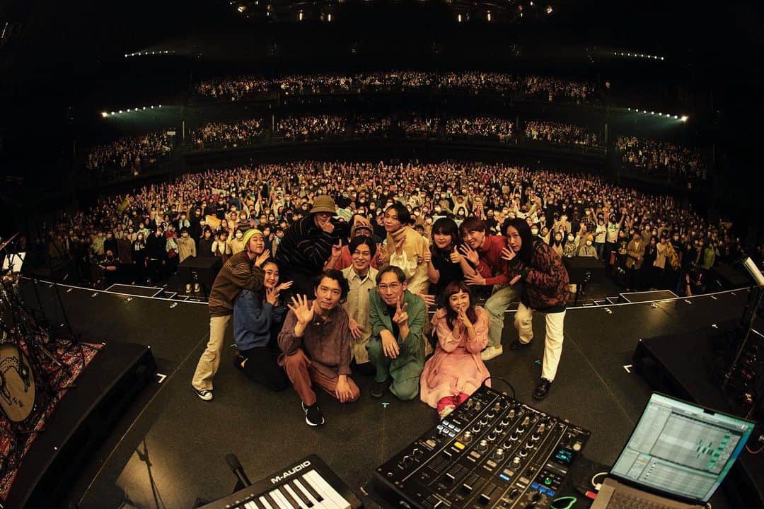 yurinasiaのインスタグラム：「@clammbon_official  クラムボン 添春編 『overture』 2023.2.23. at ガーデンシアター clammbon with DÉ DÉ MOUSE yurinasia & jABBKLAB  みんなが作りあげた大きな波に乗れた感覚でした。  クラムボンの3人が、聴いてた1人1人にとって宝物みたいな音楽を今までどれだけの多くの人に届けてきたのか  ステージに立ってドンって感じた  Folkloreをステージ裏で自分の出番前に聴いて大泣きしてしまって目が赤い中踊った  いつまでも大好きです。 @clammbon_official  @ooo195ooo  @micromicrophone  @daisukeitoh  📸 Yoshiharu Ota」