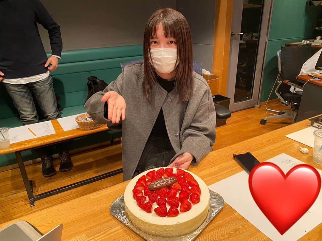 JUNNAのインスタグラム：「3rd Full Album 『Dear』完成しましたっ💙💙💙  美味しすぎるケーキをお祝いでスタッフさんからいただきました👏🏻  今までの5年間がつまった最高のアルバムができました。  4月12日、楽しみに待っててね🫶🏻」
